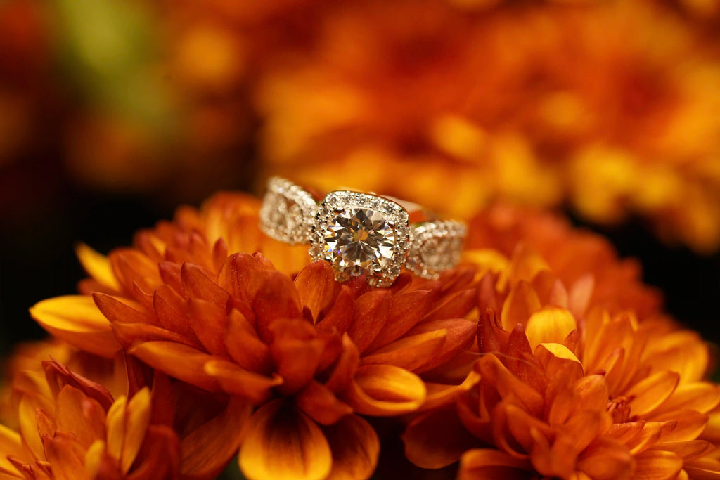 Moissanite Schmuck Halo Ring aus Sterling Silber mit großem 1ct Moissanite Stein im Brillant Schliff in der Mitte