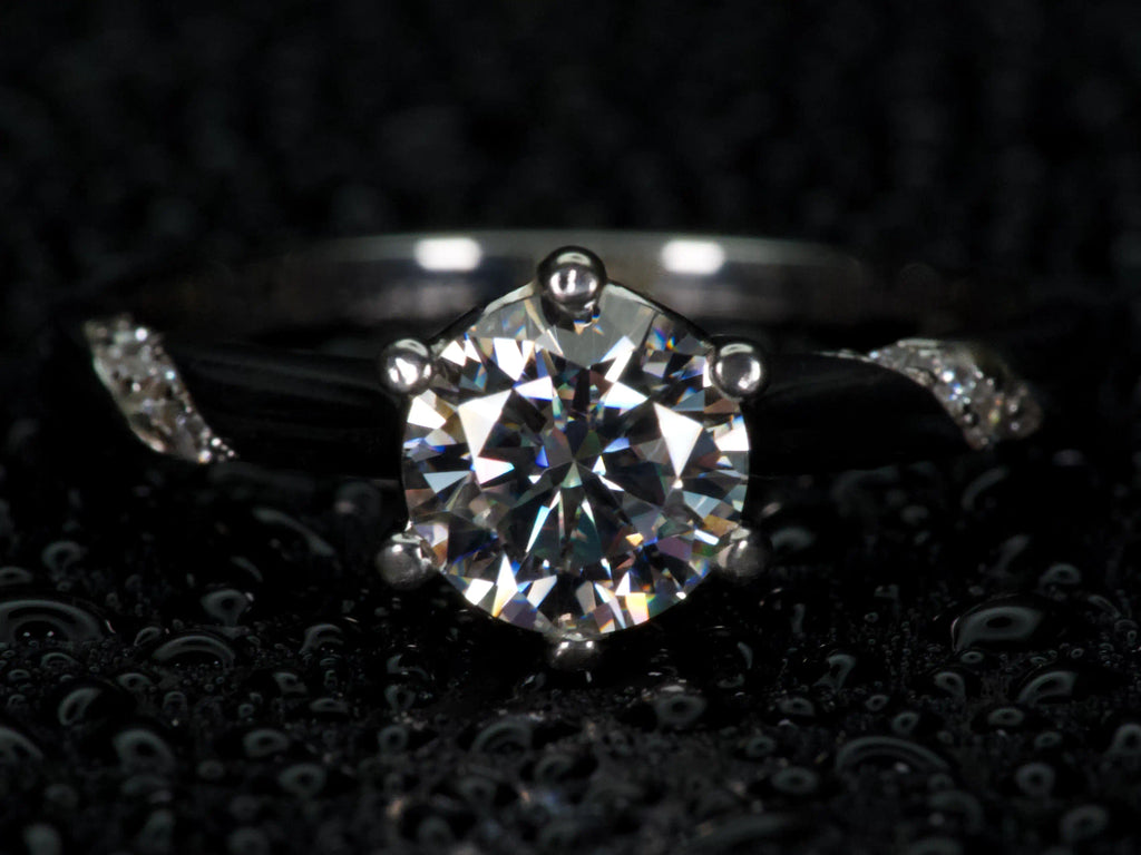 Moissanite Solitär Ring 1ct frontal aufgenommen, zentraler Stein mit starkem Funkeln im echten Licht, 925 Silber & 18K Weißgold, echte Fotos ohne KI