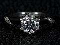 Moissanite Solitär Ring 1ct frontal aufgenommen, zentraler Stein mit starkem Funkeln im echten Licht, 925 Silber & 18K Weißgold, echte Fotos ohne KI