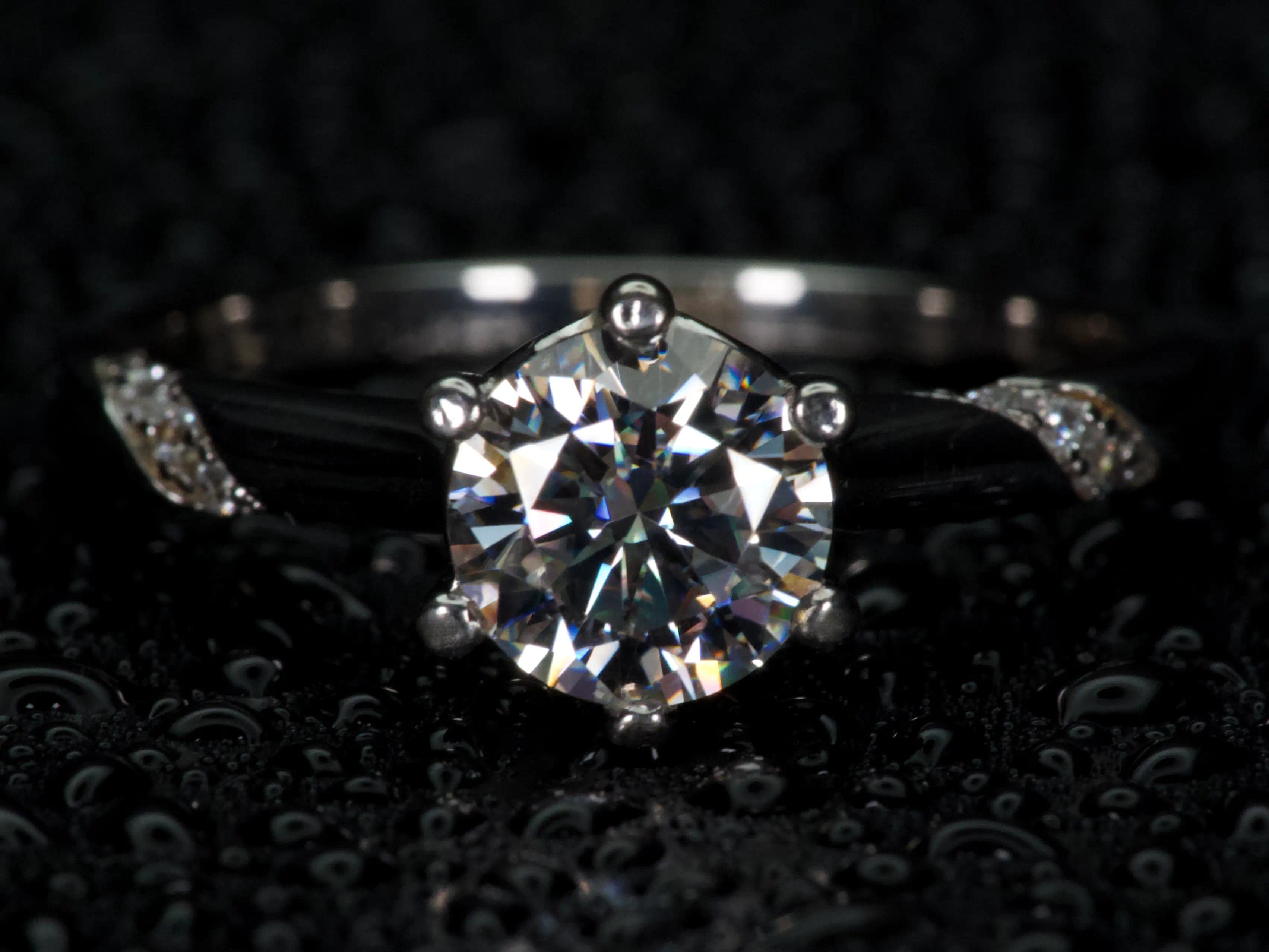 Moissanite Solitär Ring 1ct frontal aufgenommen, zentraler Stein mit starkem Funkeln im echten Licht, 925 Silber & 18K Weißgold, echte Fotos ohne KI