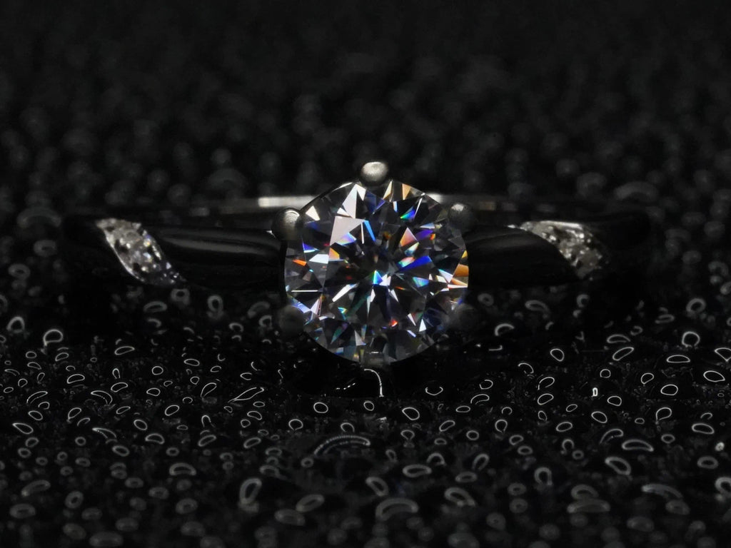 Moissanite Solitär-Ring mit 1 ct Stein – frontal fotografiert, 925 Sterling Silber mit zentral gefasstem Brillantschliff im klassischen Solitär-Design