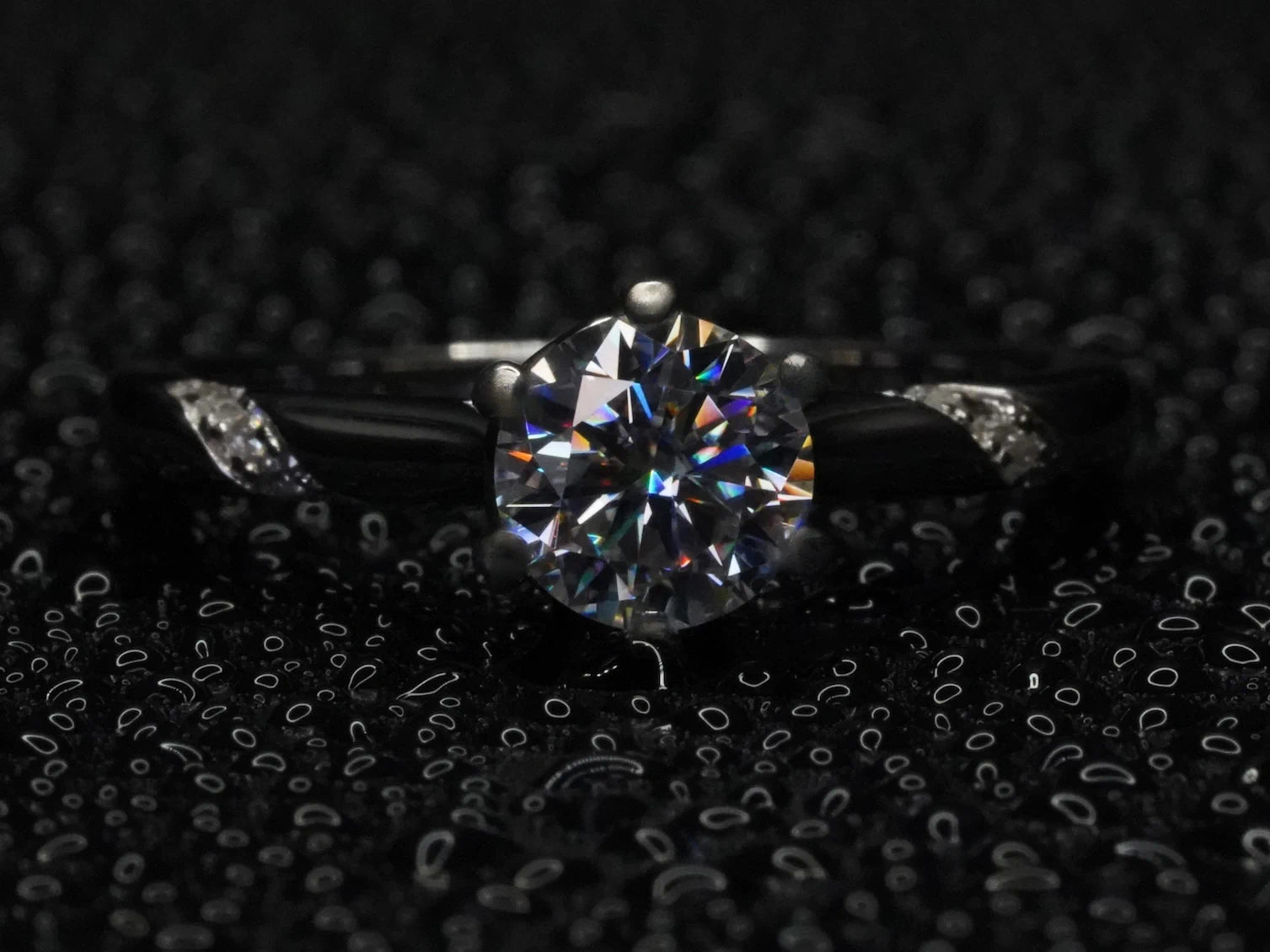 Moissanite Solitär-Ring mit 1 ct Stein – frontal fotografiert, 925 Sterling Silber mit zentral gefasstem Brillantschliff im klassischen Solitär-Design