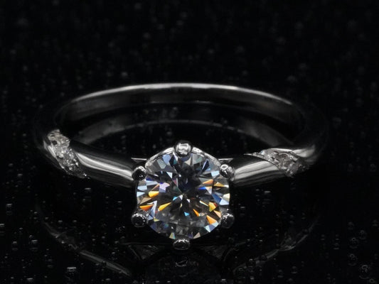 Draufsicht auf den Moissanite Solitär-Ring – 1 ct Brillantschliff zentral gefasst, symmetrisch eingebettet auf filigraner Ringschiene aus 925 Silber