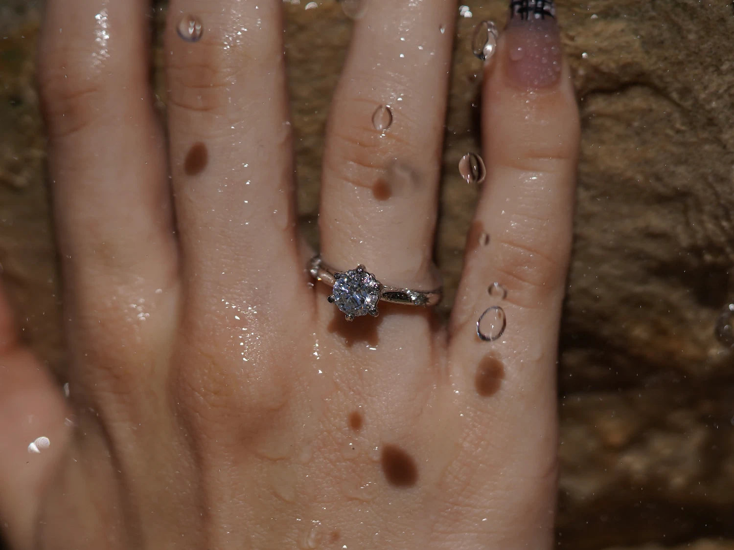 Moissanite Ring mit zentralem Stein aus Sterling Silber und Weißgold – klassischer Moissanite Schmuck im Wasserlicht mit elegantem Funkeln und feinen Details.