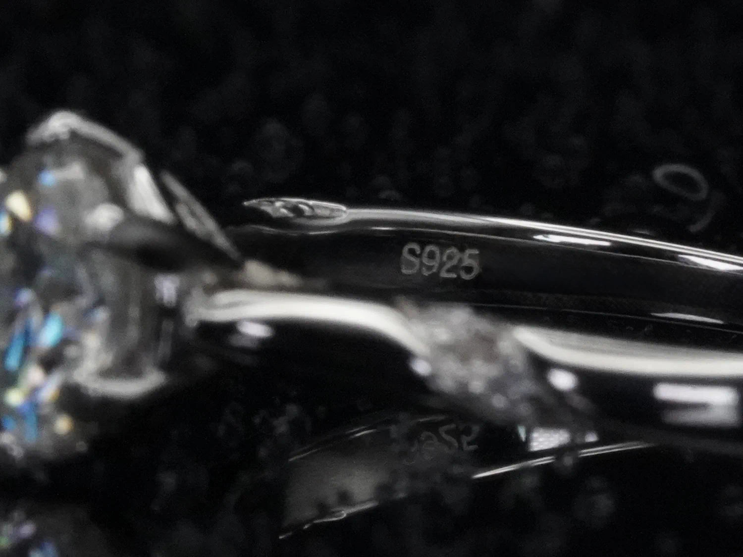 925 Silber-Stempel im Inneren der Ringschiene – Echtheitsmerkmal für hochwertigen Solitär-Ring mit 1 ct Moissanite-Stein
