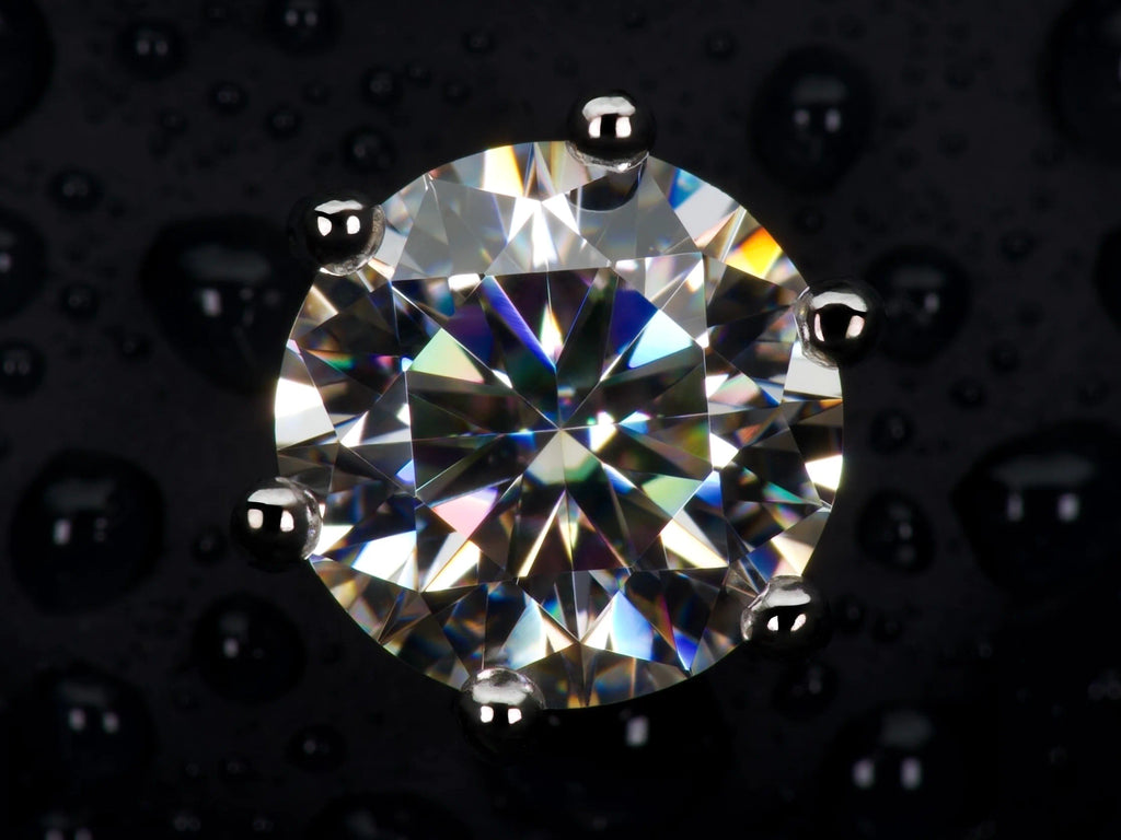 Im Echten Lich in der Nahaufnahme wird sichtbar wie bunt und stärker Moissanite Schmuck im vergleich zu Diamant Schmuck funkelt
