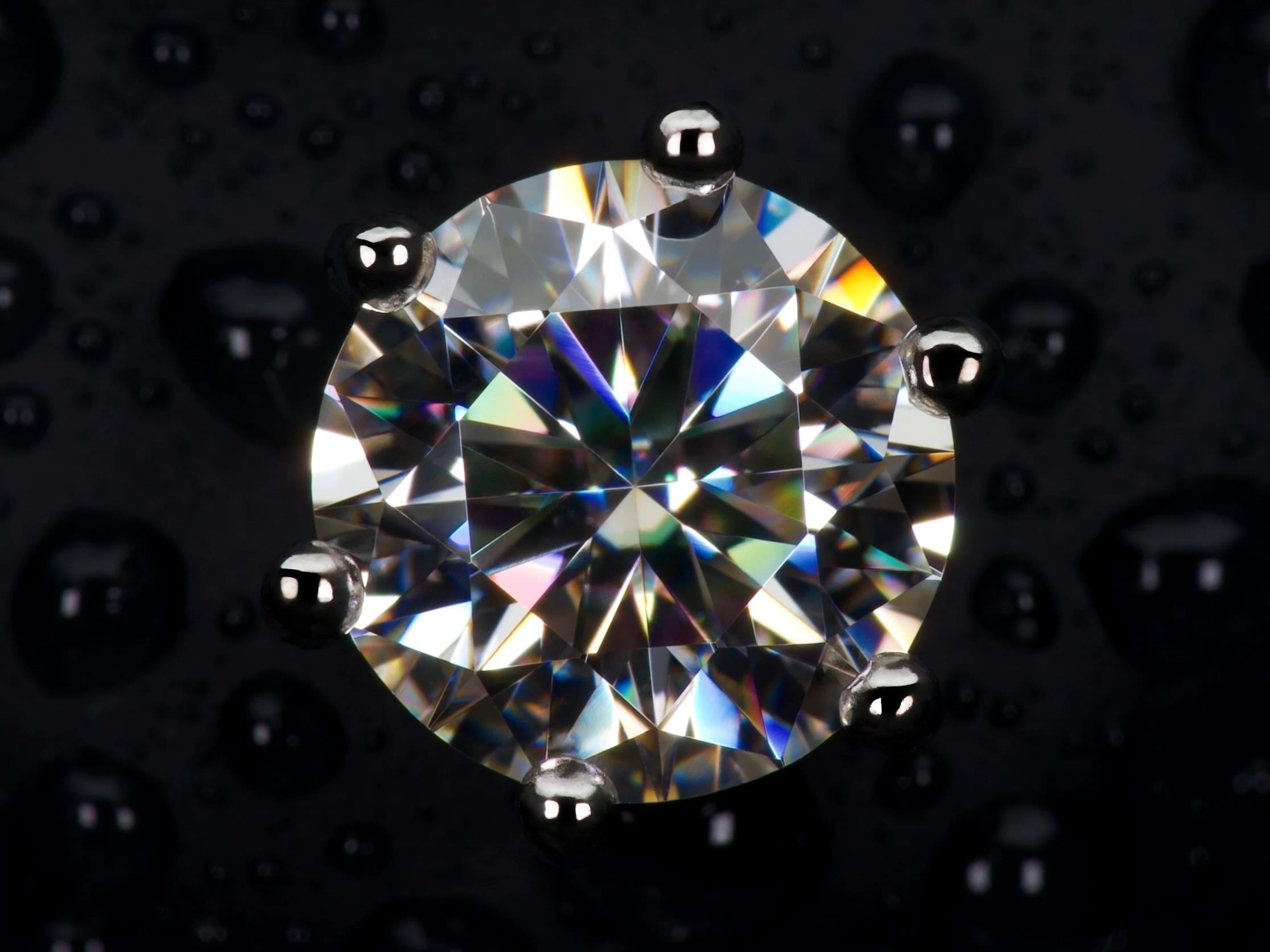 Im Echten Lich in der Nahaufnahme wird sichtbar wie bunt und stärker Moissanite Schmuck im vergleich zu Diamant Schmuck funkelt