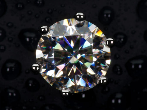 Im Echten Lich in der Nahaufnahme wird sichtbar wie bunt und stärker Moissanite Schmuck funkelt im vergleich zu Diamant Schmuck