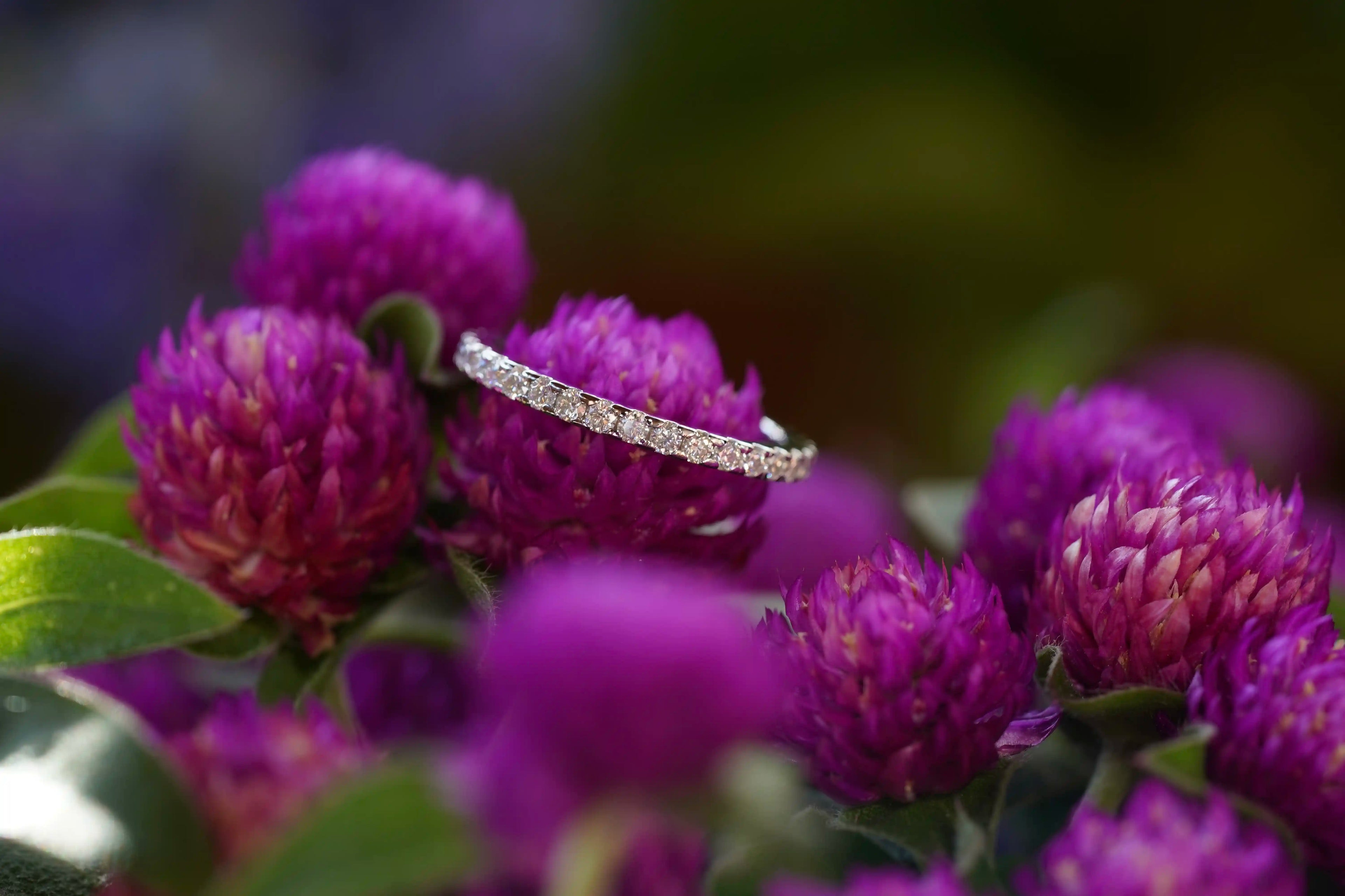 Funkelnder Moissanite Verlobungsring aus Sterling Silber mit rundum besetzen Moissaniten
