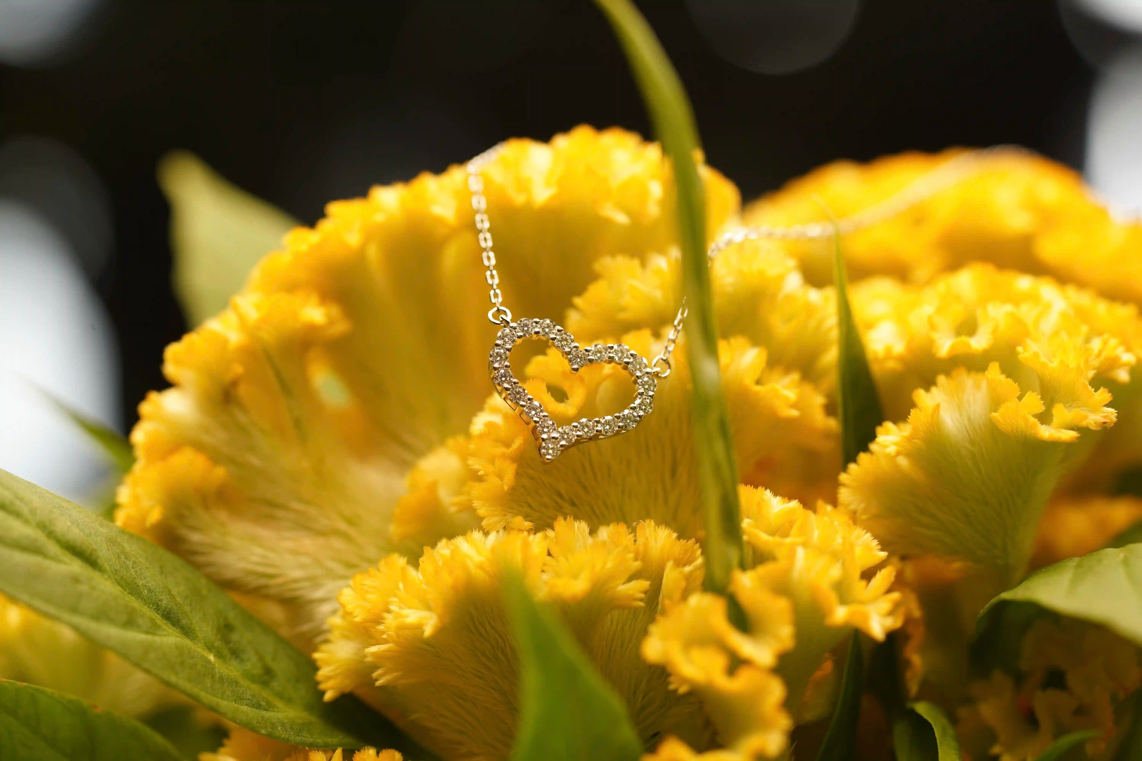 Moissanite Schmuck kette aus Sterling Silber mit kleine 2mm Moisaniten im Brillant schliff in einem Herz gefasst