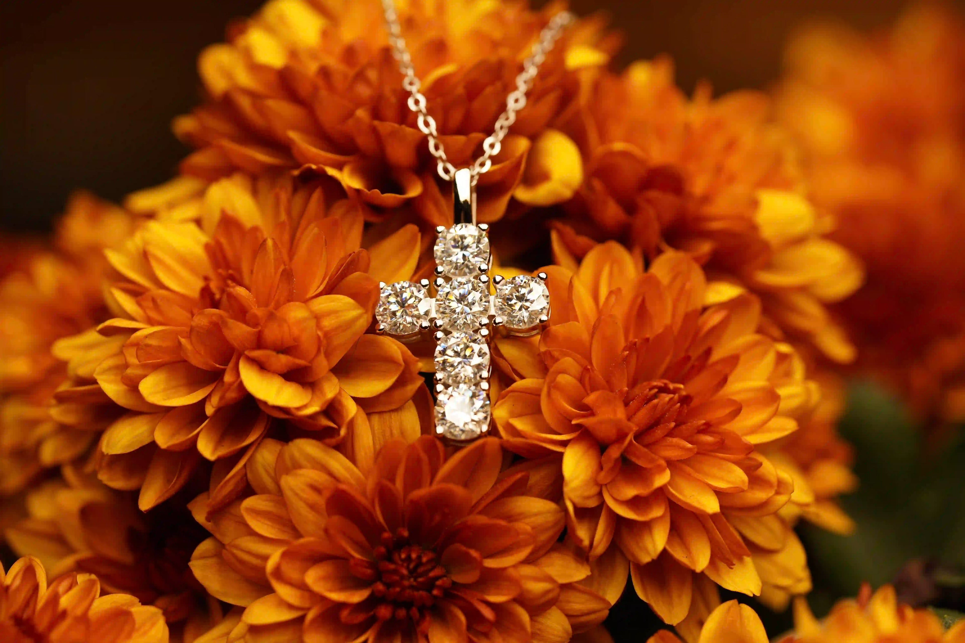 Moissanite Schmuck Kreuz aus Sterling Silber mit Kette und 5mm Moissanite Schmuck Steinen auf dem Kreuz