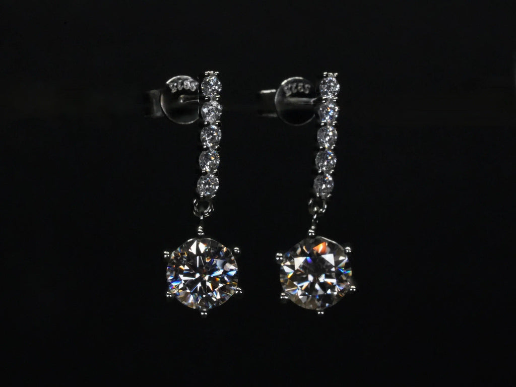 Moissanite Ohrringe mit vielen kleinen Steinen und großen frei beweglichem Moissanite 