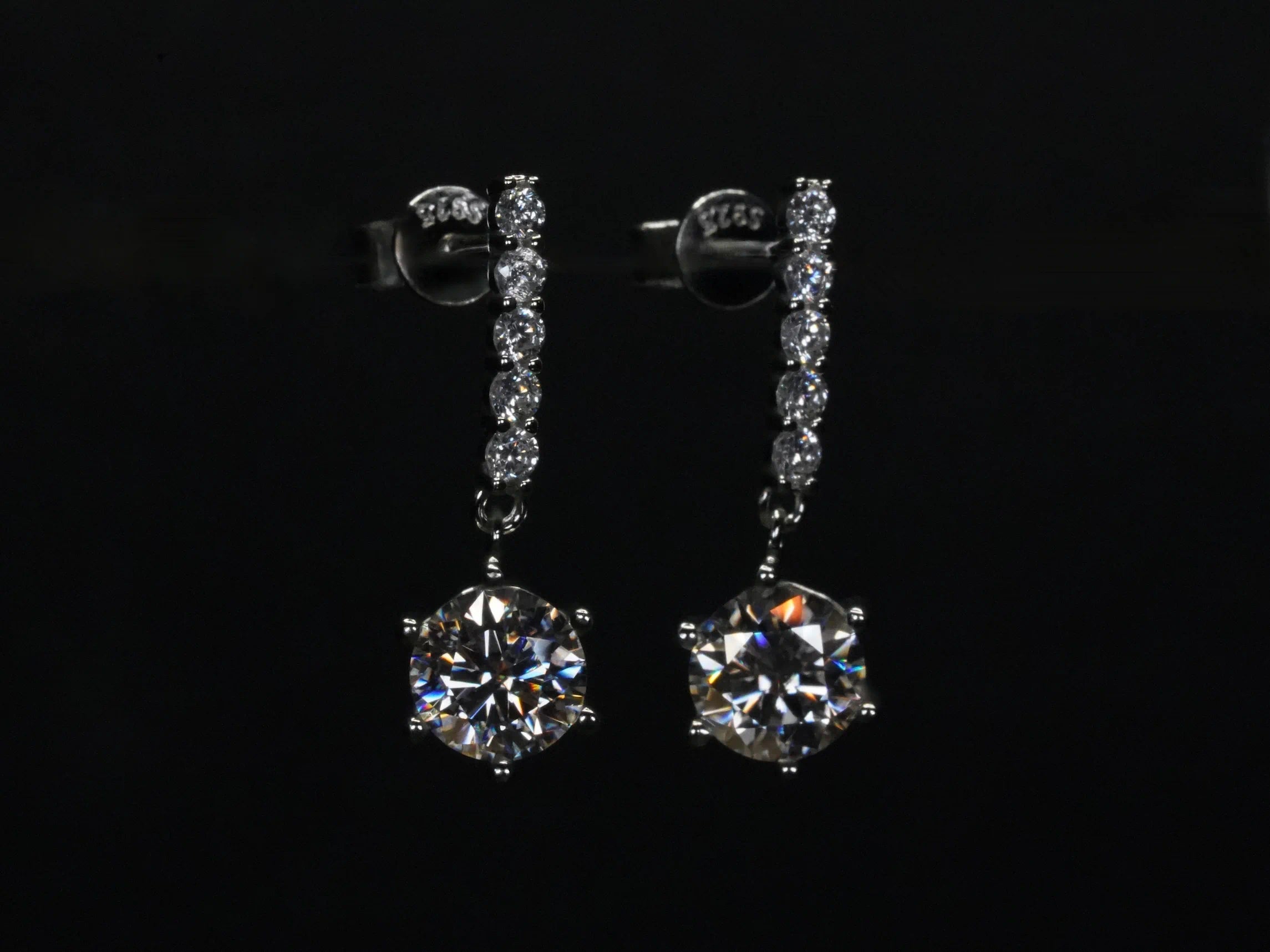 Moissanite Ohrringe mit vielen kleinen Steinen und großen frei beweglichem Moissanite 