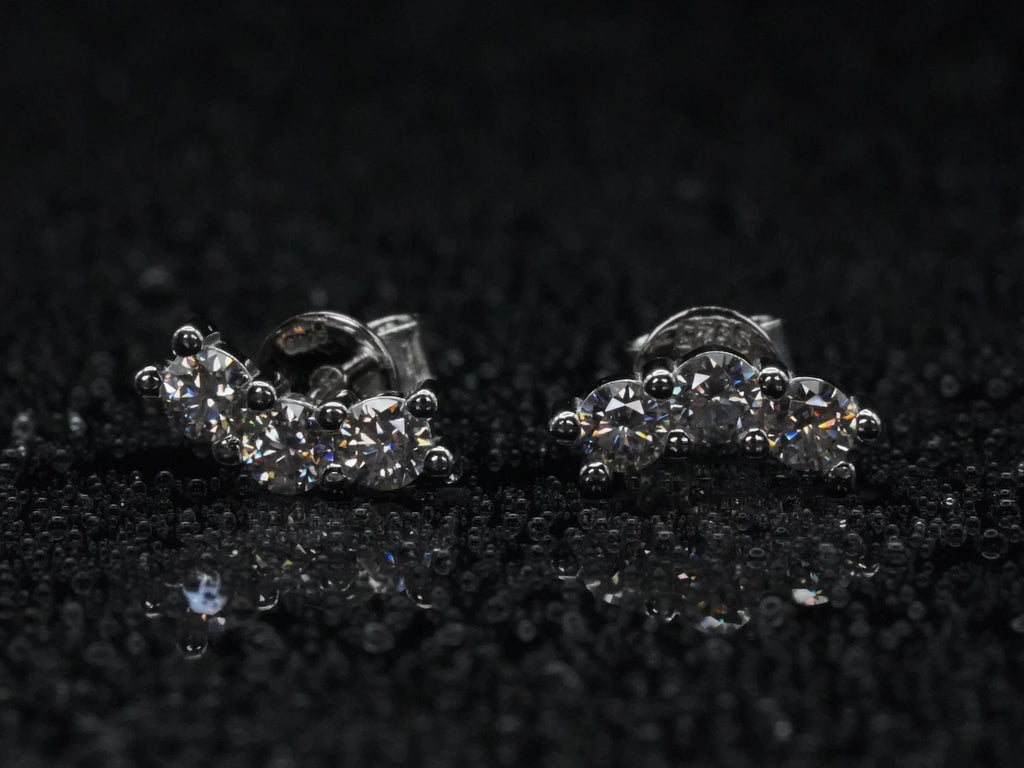 Frontalansicht der Moissanit Ohrstecker mit 0,6 ct – drei nebeneinander platzierte Steine in 925 Silber mit 18K Weißgold