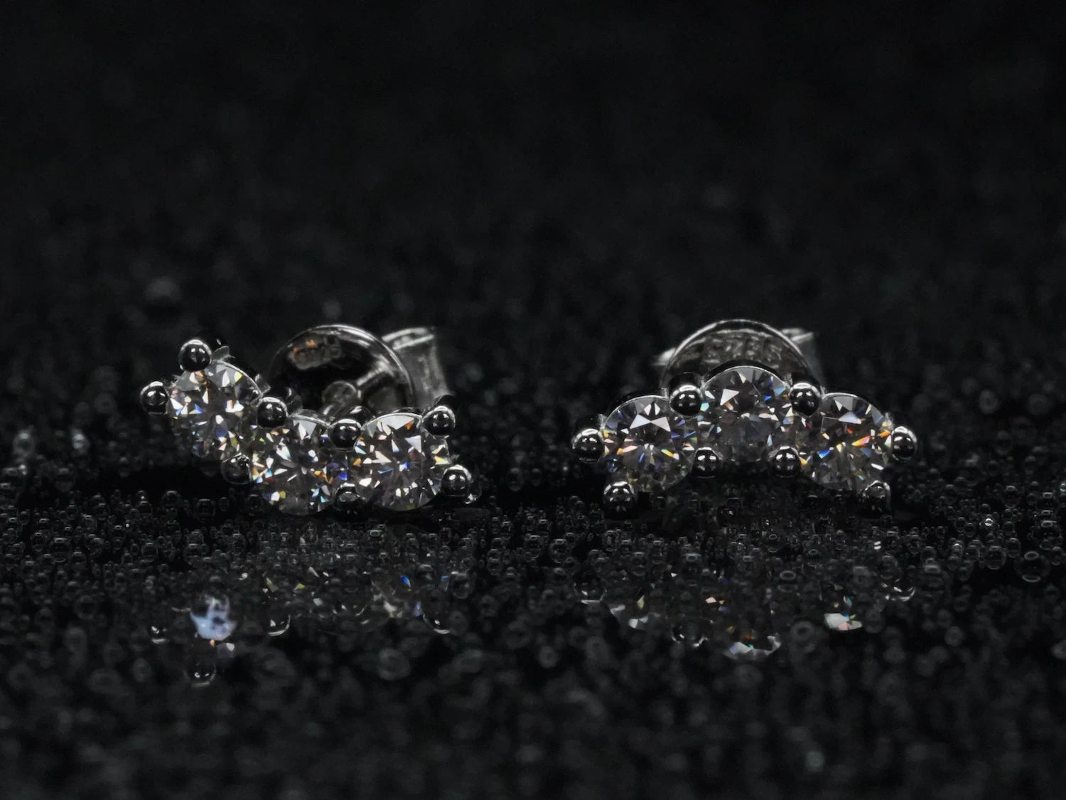 Frontalansicht der Moissanit Ohrstecker mit 0,6 ct – drei nebeneinander platzierte Steine in 925 Silber mit 18K Weißgold
