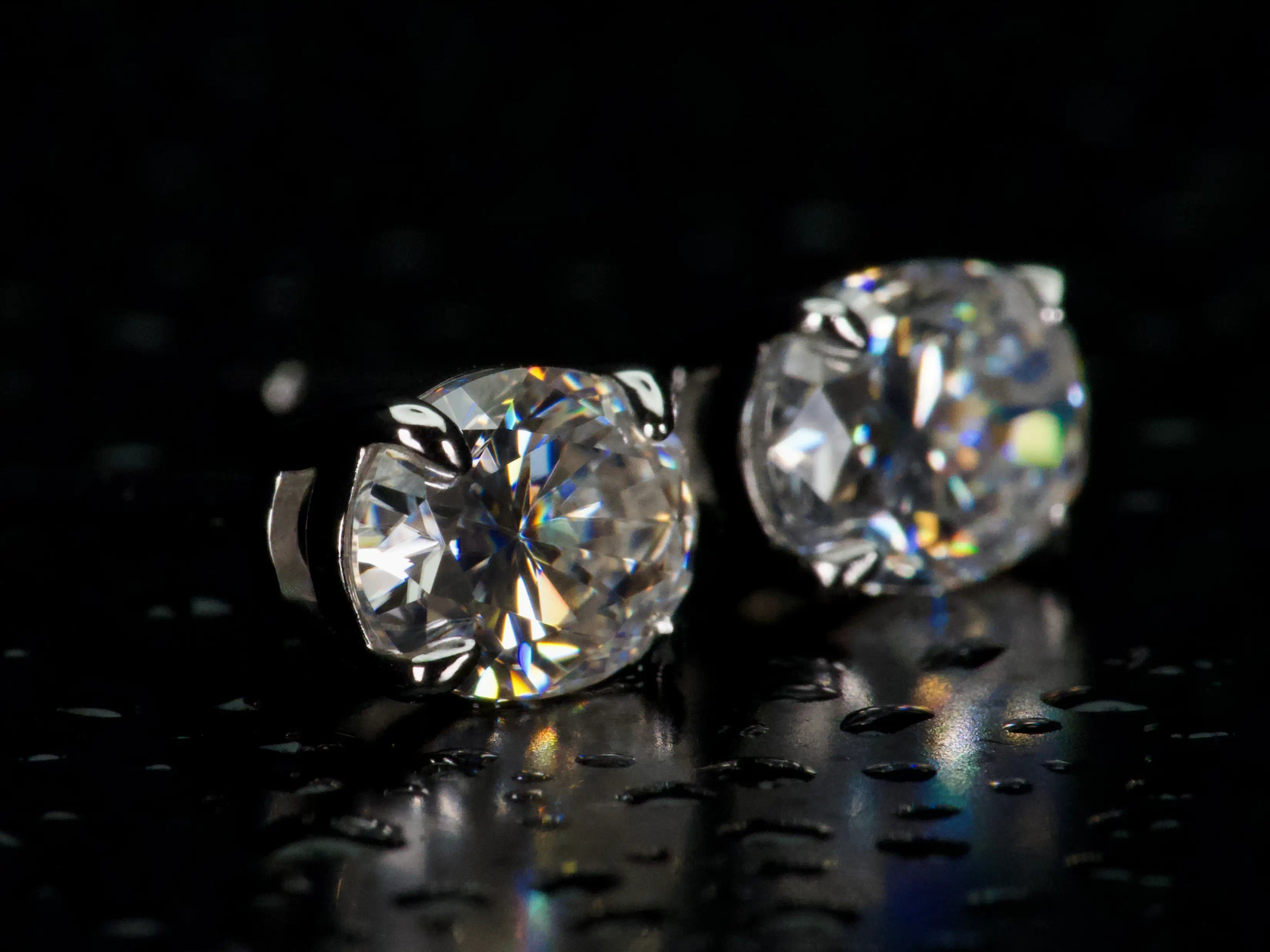Echte Makrofotos ovaler Moissanite Ohrstecker im 5x7mm Ovalschliff mit intensiver Brillanz im Alltag