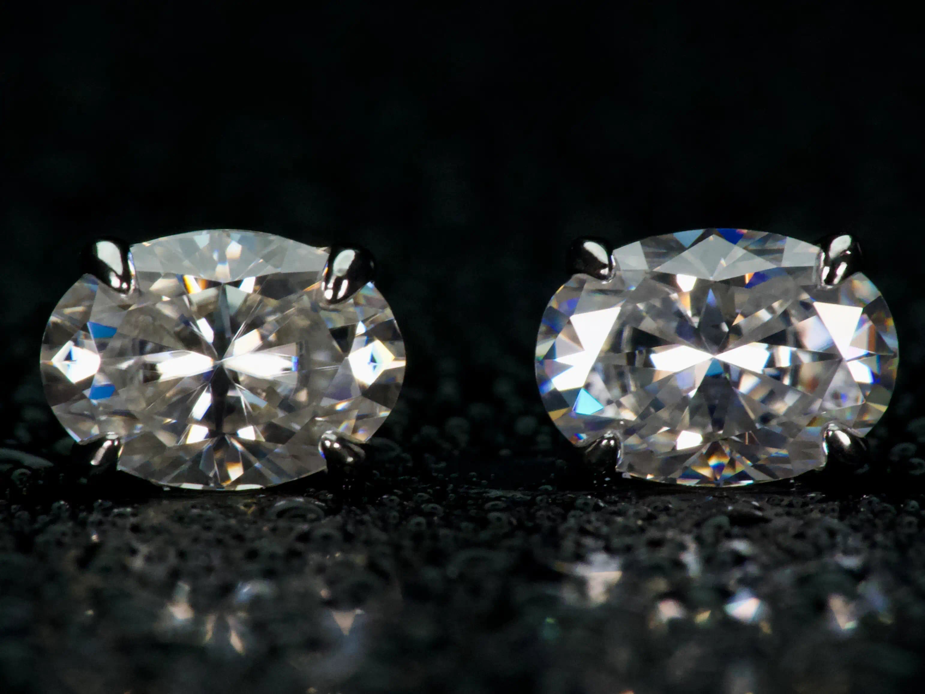 Echte Fotos ovaler Moissanite Ohrstecker frontal fotografiert – stärkeres Funkeln als Diamant und klare Wirkung im Alltag