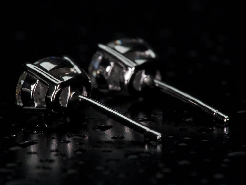 Echte Fotos der Rückseite ovaler Moissanite Ohrstecker aus 925 Silber & Weißgold – bequem und sicher im Alltag