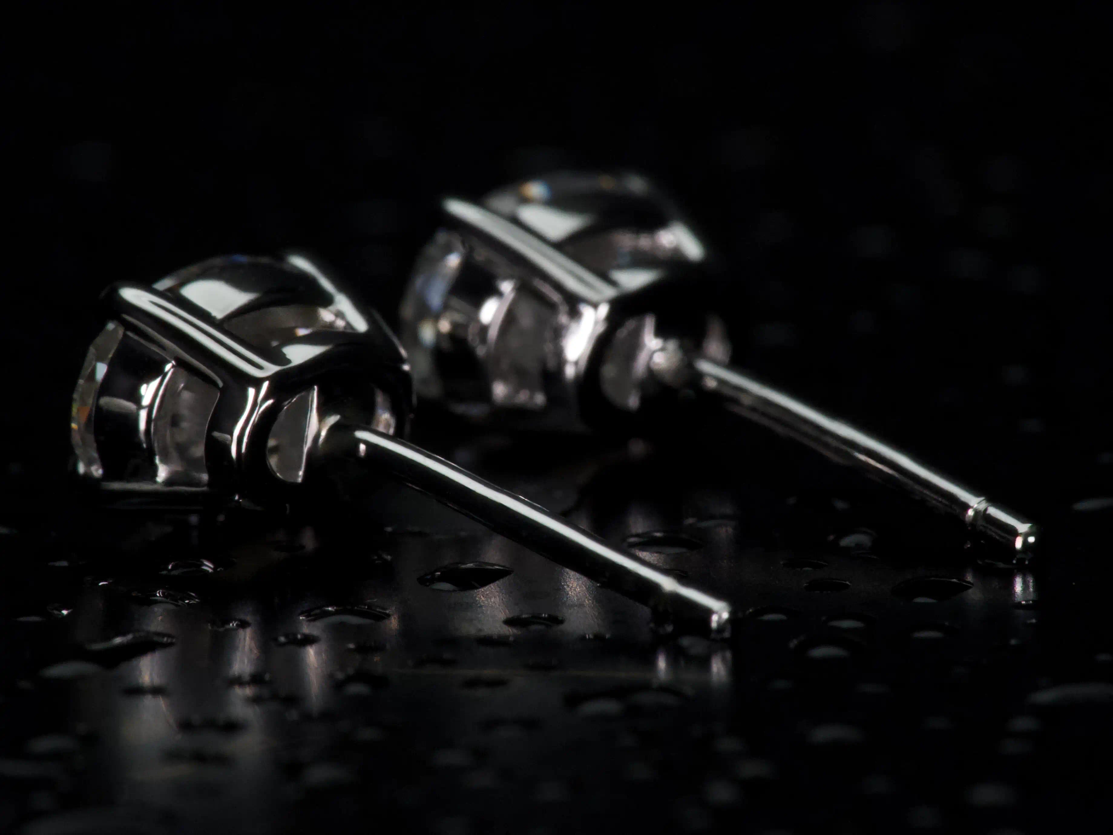Echte Fotos der Rückseite ovaler Moissanite Ohrstecker aus 925 Silber & Weißgold – bequem und sicher im Alltag