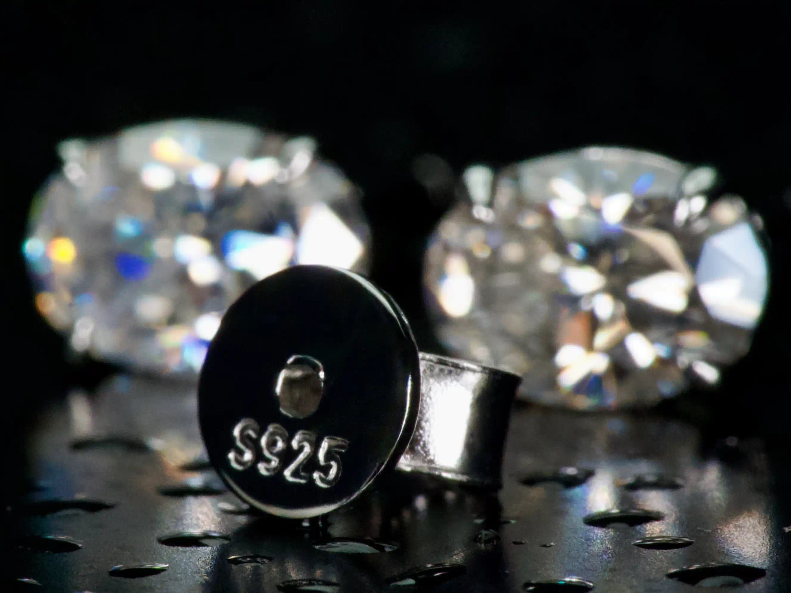 Echte Fotos vom Butterfly Verschluss mit S925 Stempel an ovalen Moissanite Ohrsteckern – zeitloses Geschenk für den Alltag
