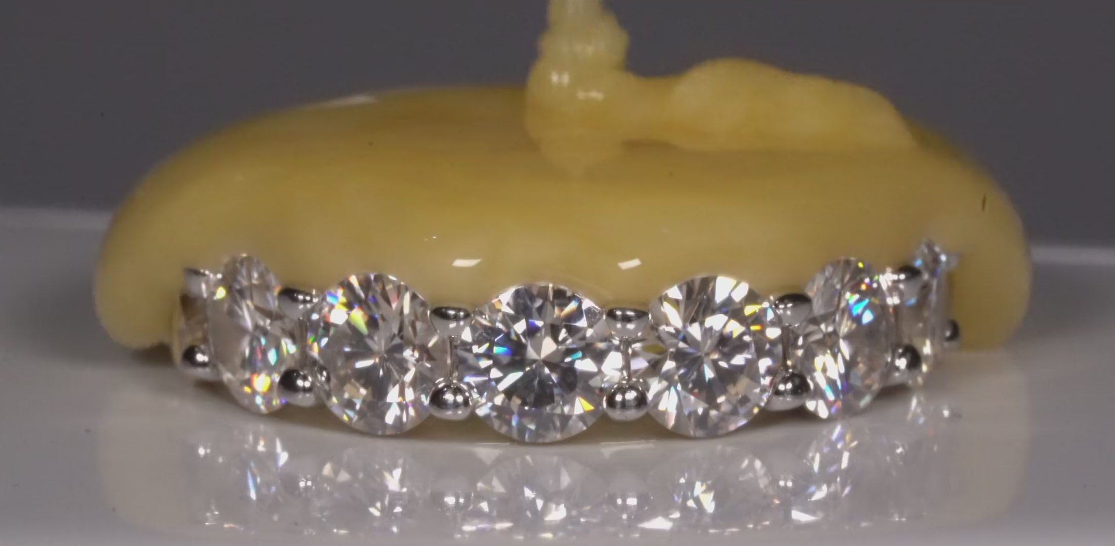 Video wie ein Funkelnder Moissanite Ring mit Seife aufgefüllt wird