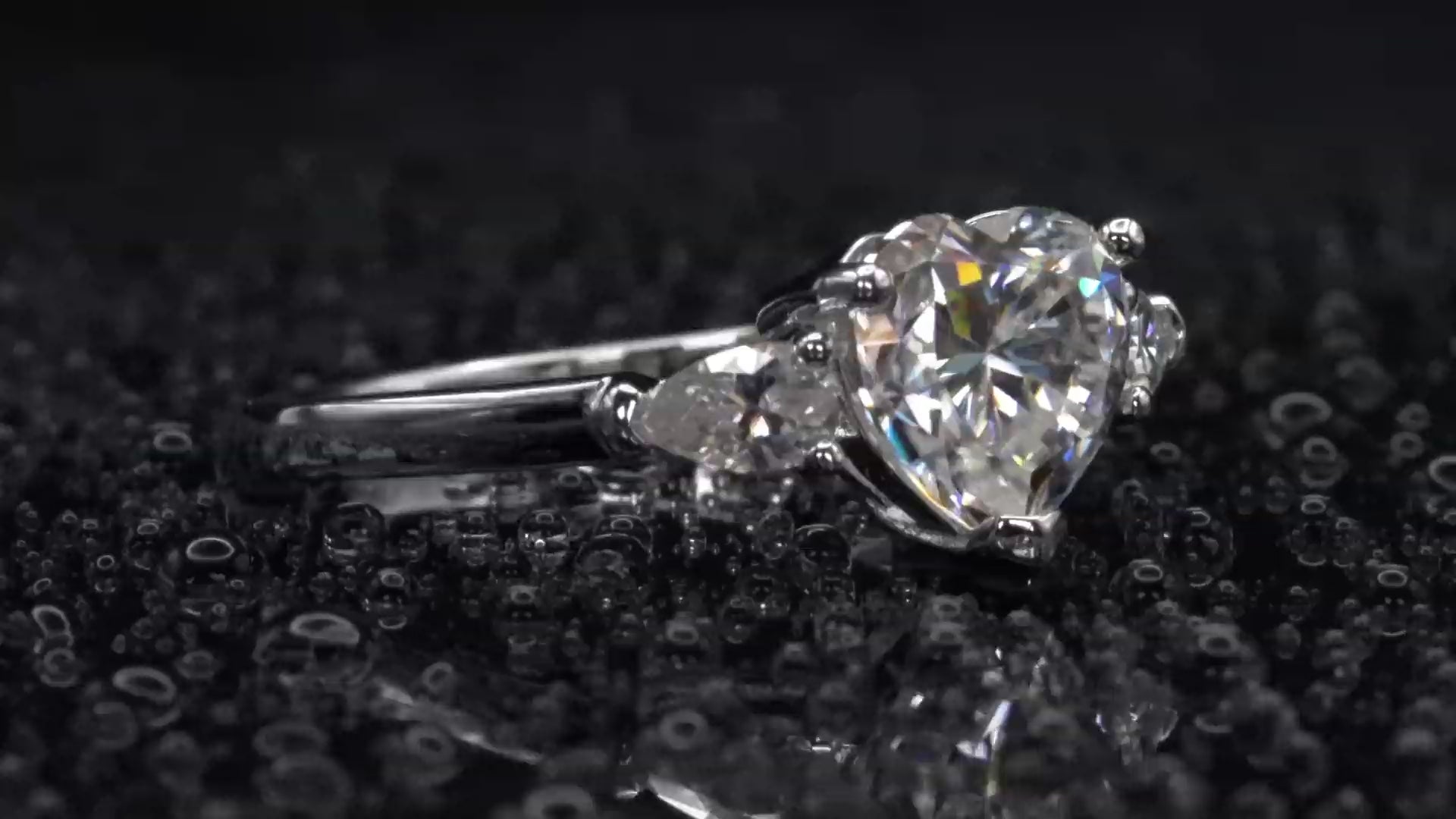 Video-Drehung des Moissanite-Rings mit Herz- und Tropfenform – zeigt Lichtreflexe beider Brillantschliffe bei Bewegung, 925 Silber mit außergewöhnlichem Design