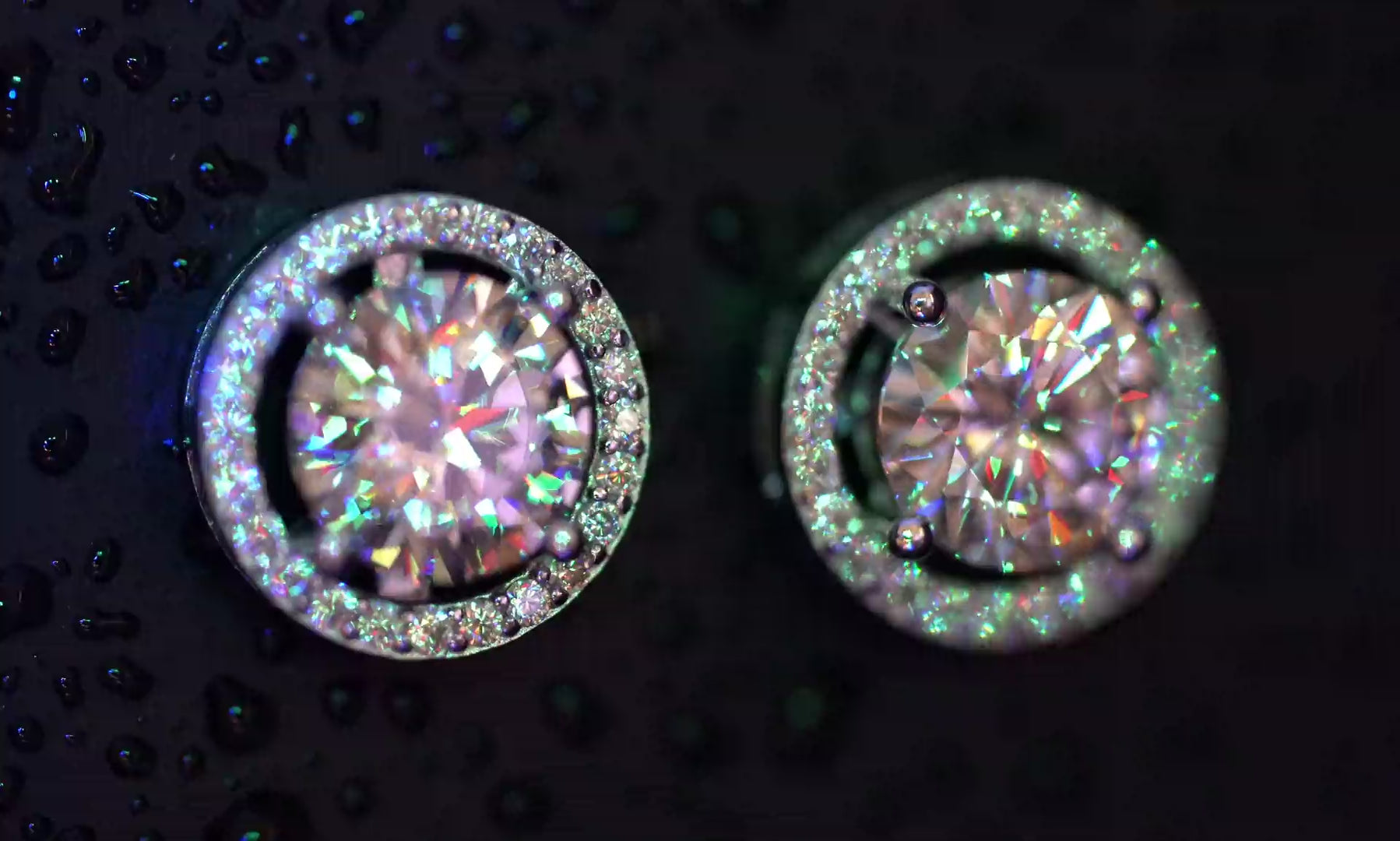 Moissanite Halo Ohrstecker mit starkem RGB Funkeln und bunten Regenbogenfarben im echten Licht. Echte Videoaufnahme der runden Halo Ohrstecker aus 925 Sterling Silber und 18K Weißgold mit intensivem diamantähnlichem Farbspiel und extrem starker Brillanz bei der Drehung im Licht.
