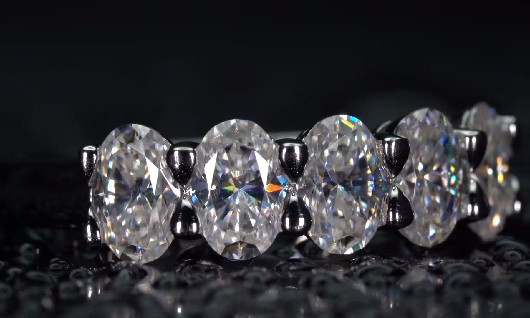 Echte Fotos: 360°-Video des Moissanite Halb Eternity Rings mit oval geschliffenen Moissaniten – stärkeres Funkeln als Diamanten aus jedem Blickwinkel.