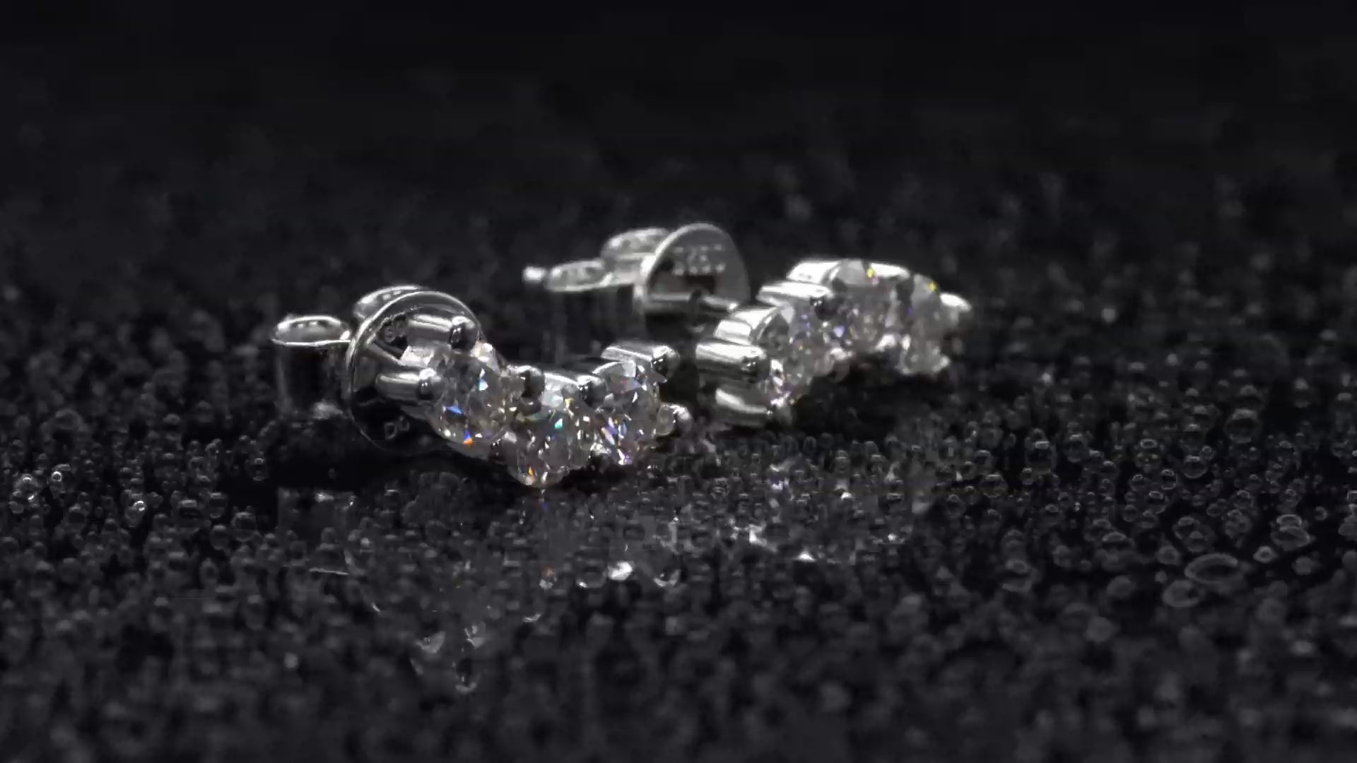 Video-Drehung der Moissanit Ohrstecker – 0,6 ct, dreireihiges Design mit Lichtreflexion in 925 Silber mit 18K Weißgold
