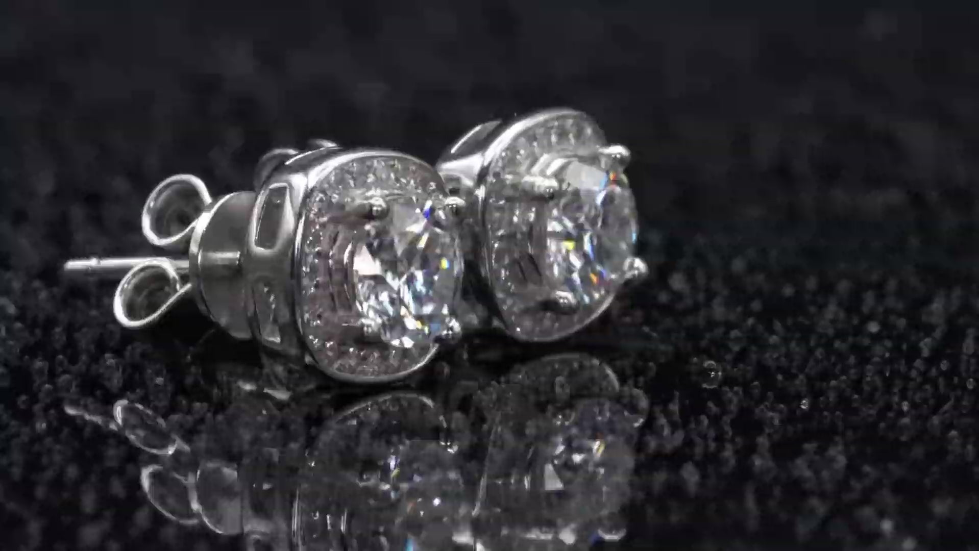 Video-Drehung des Moissanite-Ohrringe mit 1 ct Brillant – zeigt Lichtspiel des zentralen Steins in offener Fassung bei Bewegung