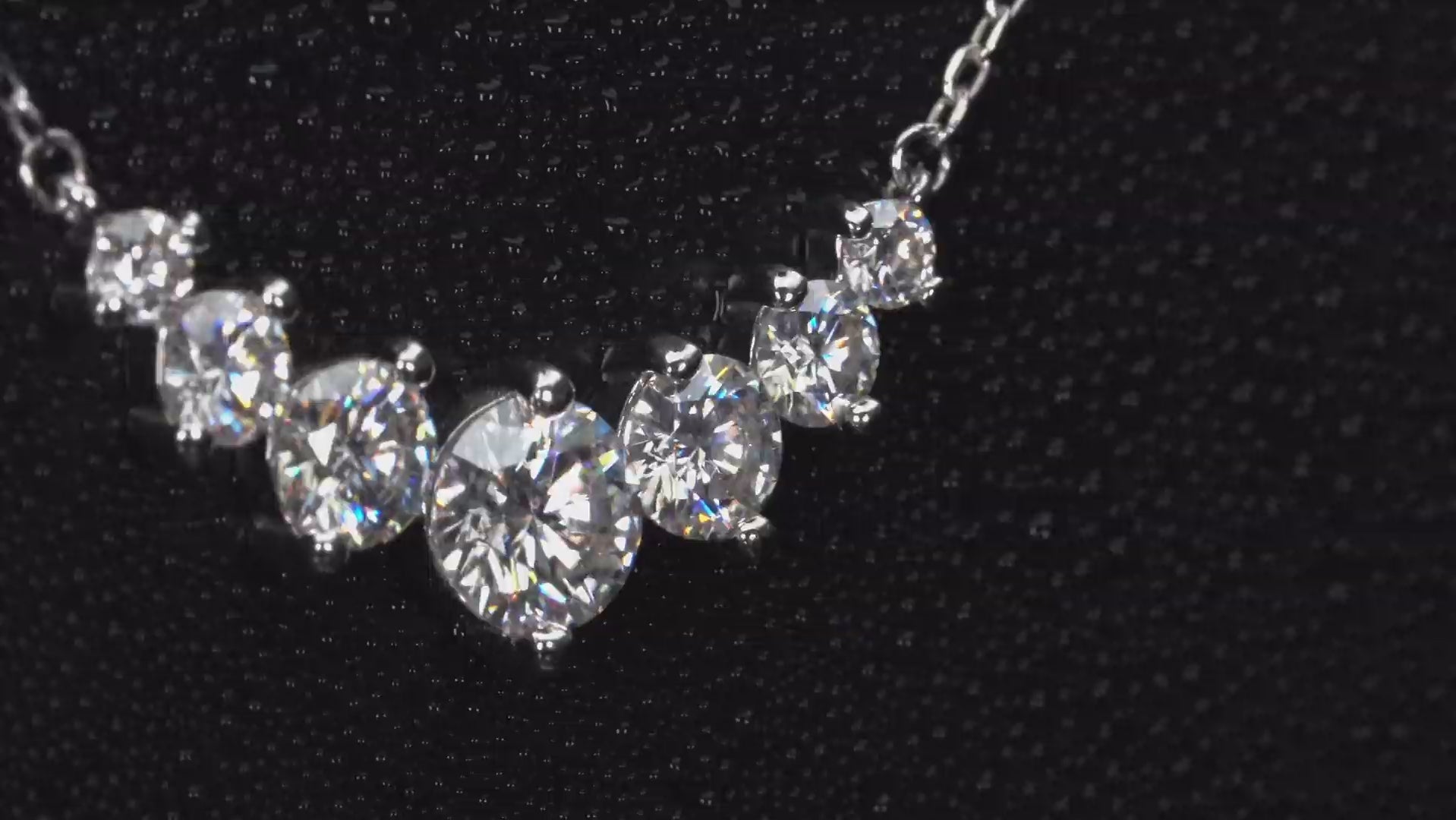 Echte Fotos Video einer Moissanite Kette mit Größenverlauf und 6 Steinen – abgestufte Brillanz mit intensivem Funkeln und Feuer im echten Licht, 925 Sterling Silber mit Weißgold Veredelung, auffälliger als Diamant im Vergleich