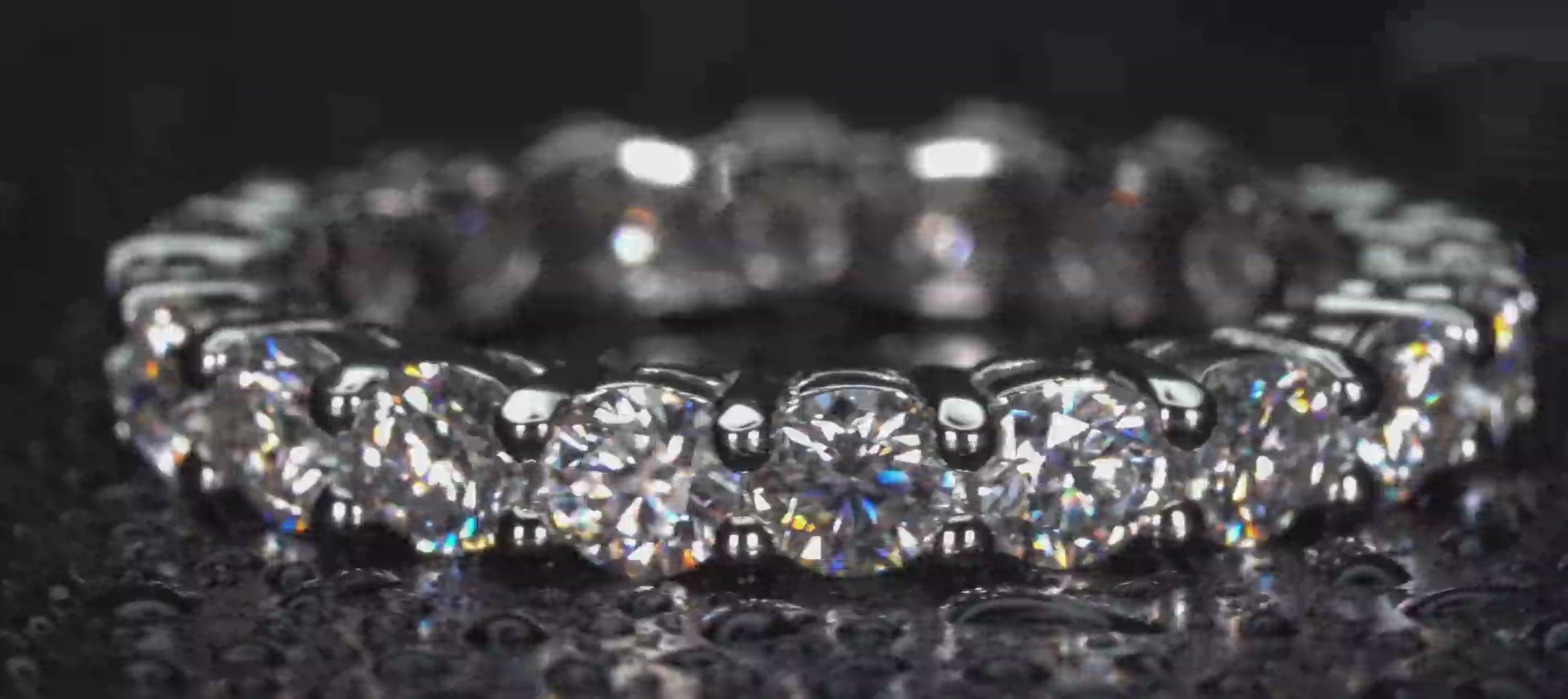 Drehender Moissanite Eternity Ring 3mm im echten Licht, starkes Funkeln bei Bewegung sichtbar, keine KI echte Aufnahme