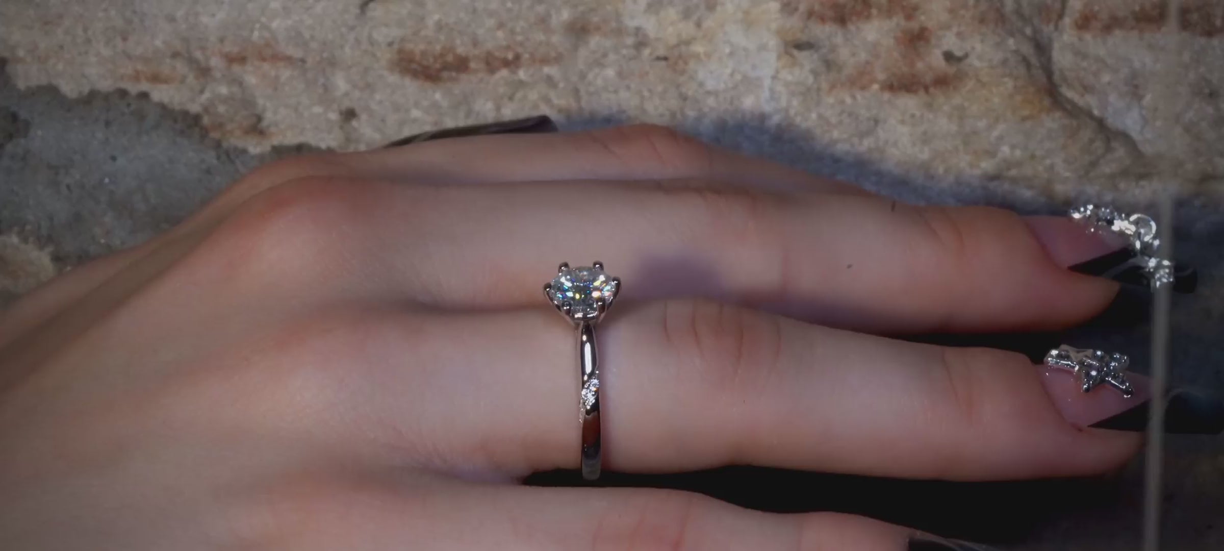 Video wie ein stark funkelnder Moissanite in einem Solitär Ring mit Seife übergossen wird