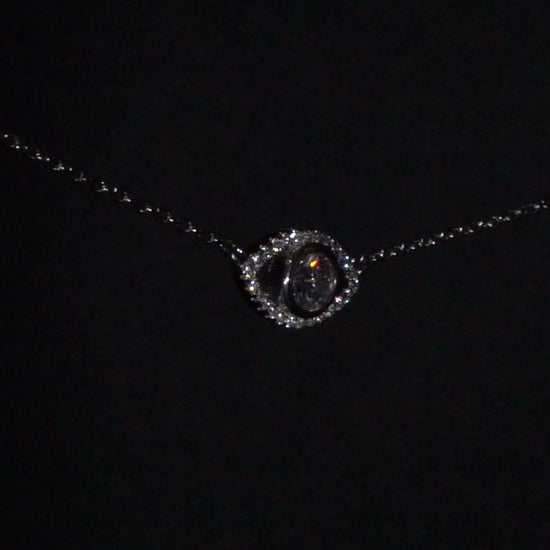 Video drehung der Kette bei der die Moissanite stark funkeln und brennen