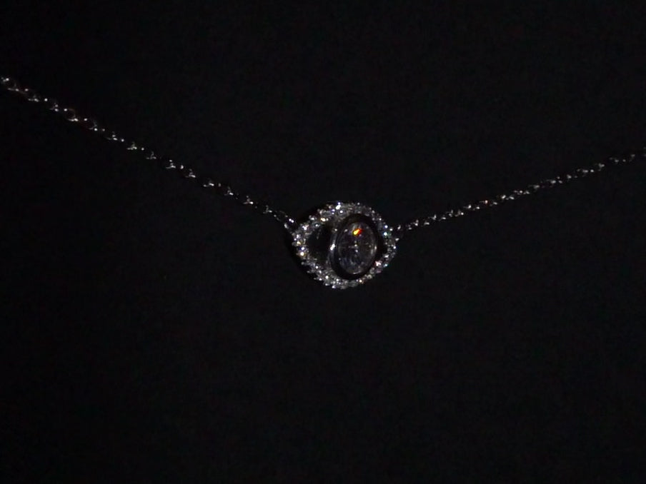 Video drehung der Kette bei der die Moissanite stark funkeln und brennen
