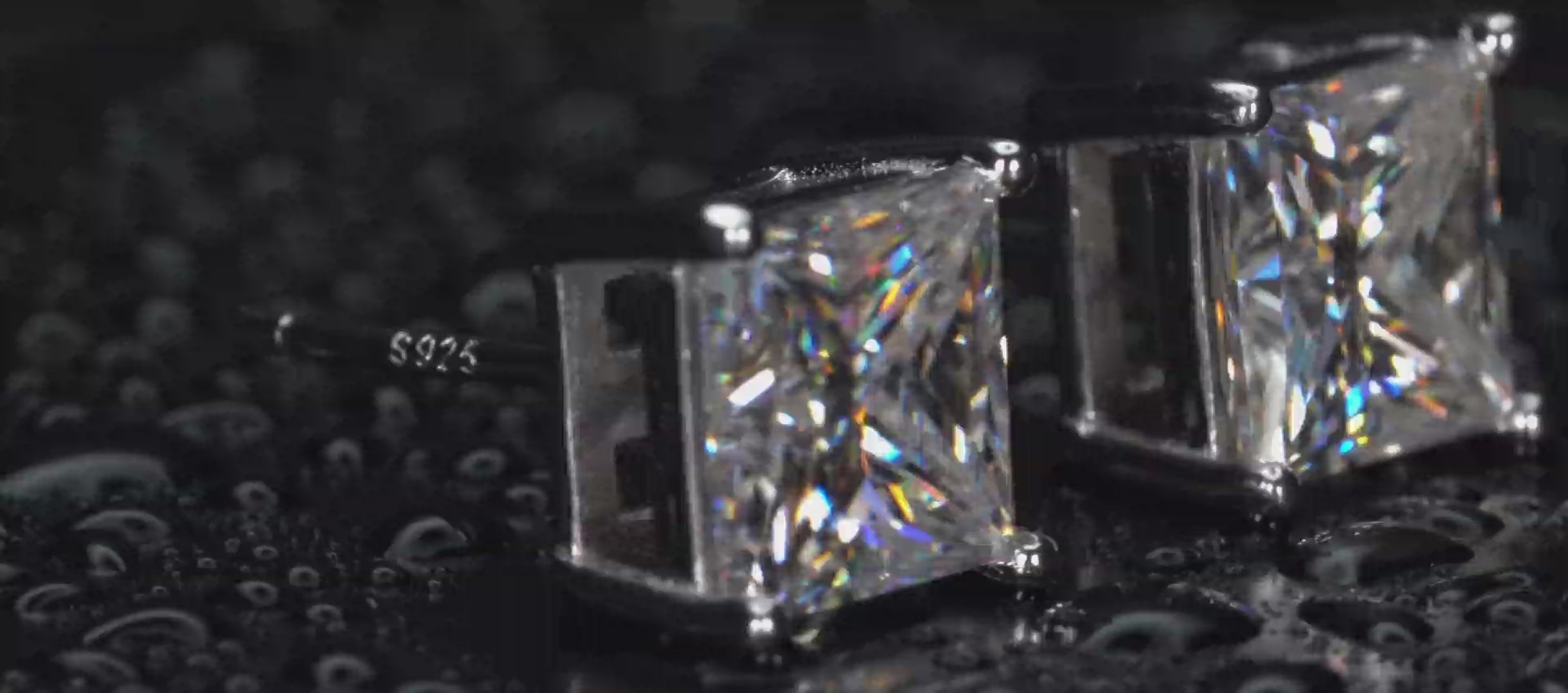 Echte Fotos Video von Moissanite Ohrsteckern im Princess Cut – klares Funkeln und starkes Feuer im Licht, quadratischer Schliff mit präzisen Kanten, 925 Sterling Silber mit Weißgold Veredelung, sichtbar brillanter als Diamant