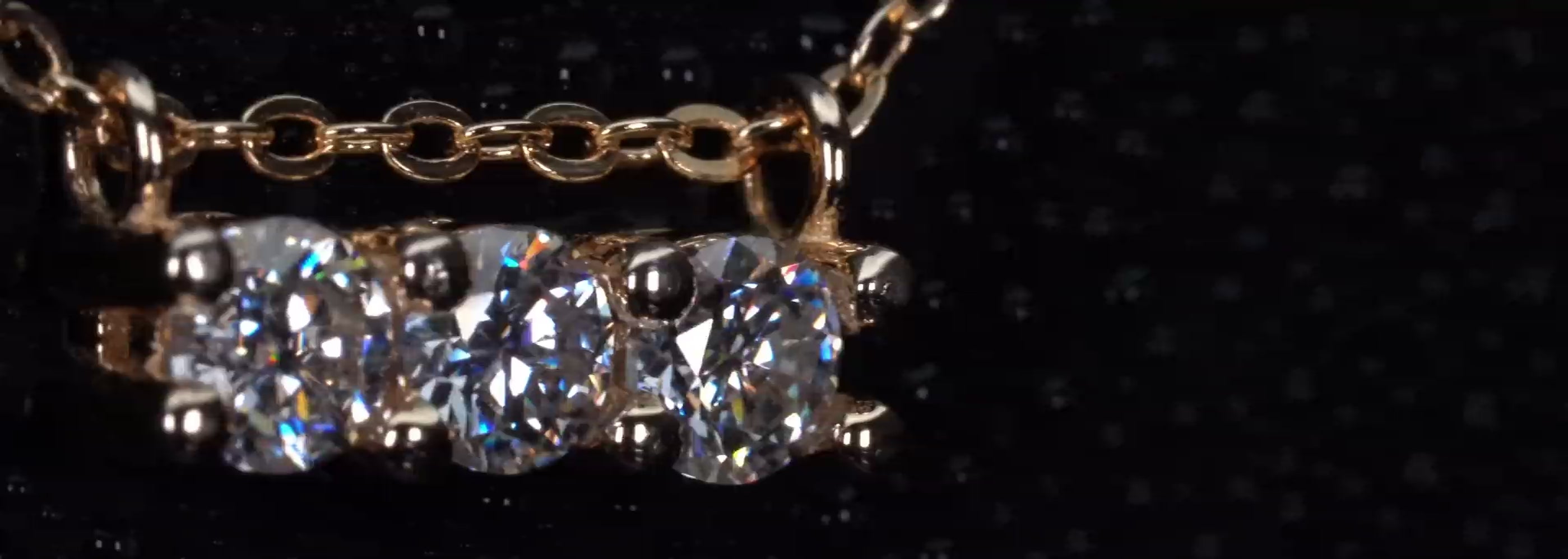 Moissanite Kette 3 Steine im echten Licht gefilmt – echte Fotos zeigen extremes Funkeln stärker als bei Diamant, Lichtreflexe in Bewegung, 925 Silber mit Roségold, sichtbar im Alltag