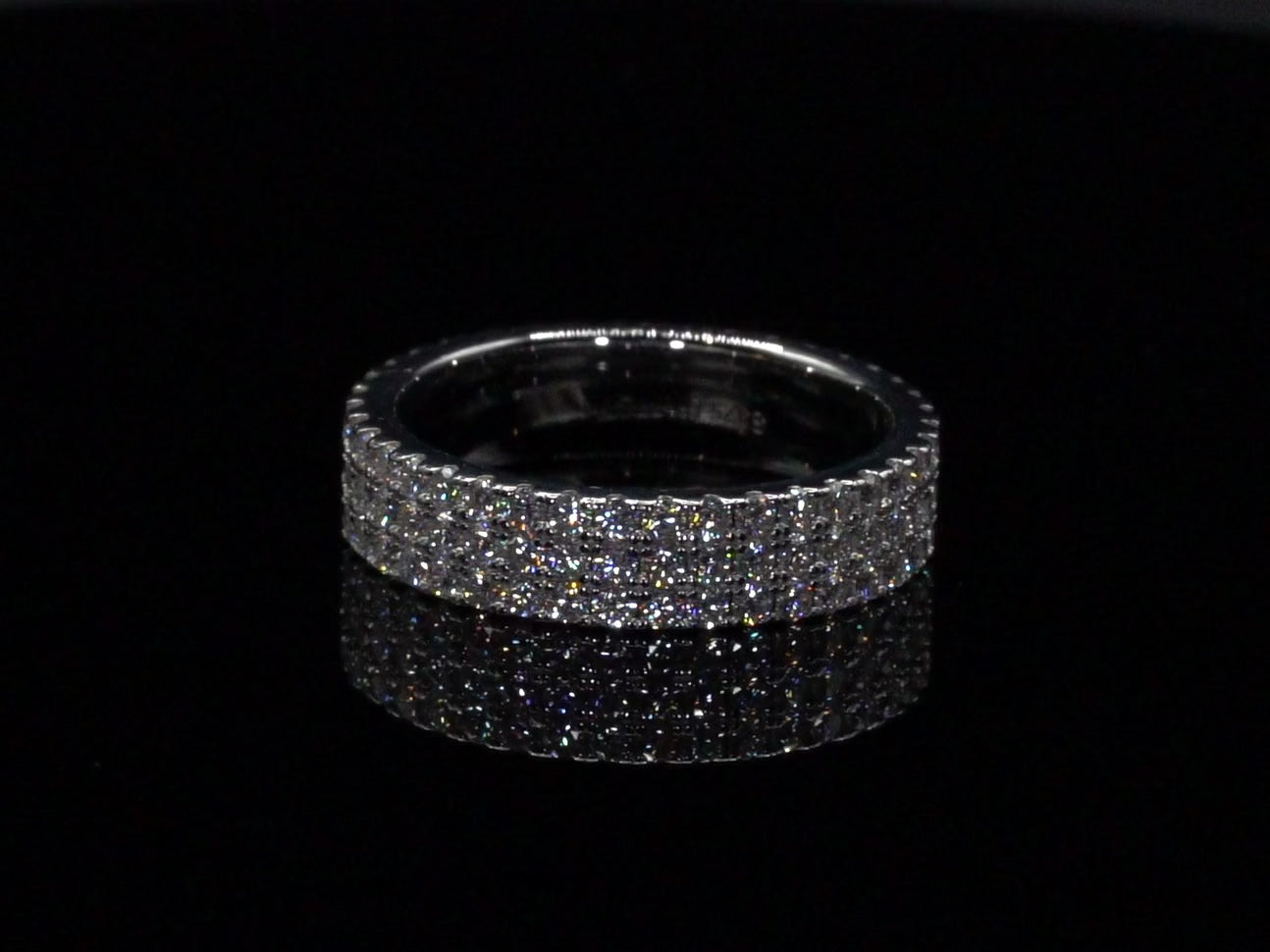 Drehender Iced Out Ring im Fancy Desing leuchtet wie ein Stern