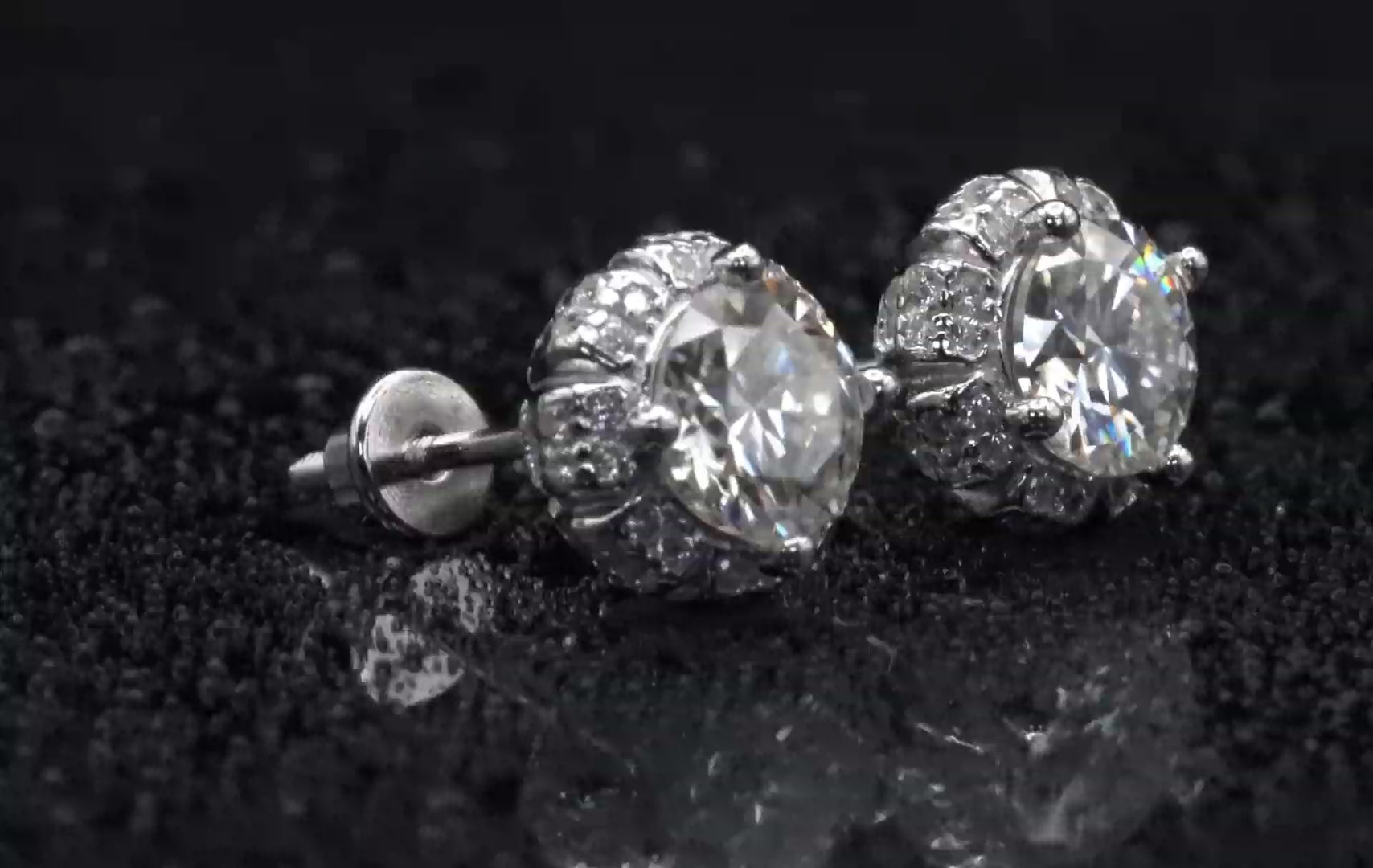 Moissanite Ohrstecker mit Schraubverschluss mit Seitensteinen und großem Hauptstein 