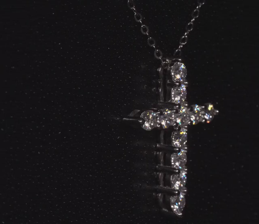 Video-Drehung der Moissanite-Kette mit Kreuz-Anhänger – zeigt Lichtreflexe der Brillantschliffe bei Bewegung, moderner Glanz mit klassischer Form