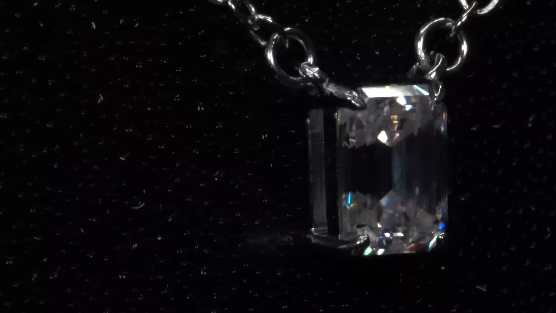 Funkelndes Video vom klarem Smaragd Moissanite in Sterling Silber Fassung