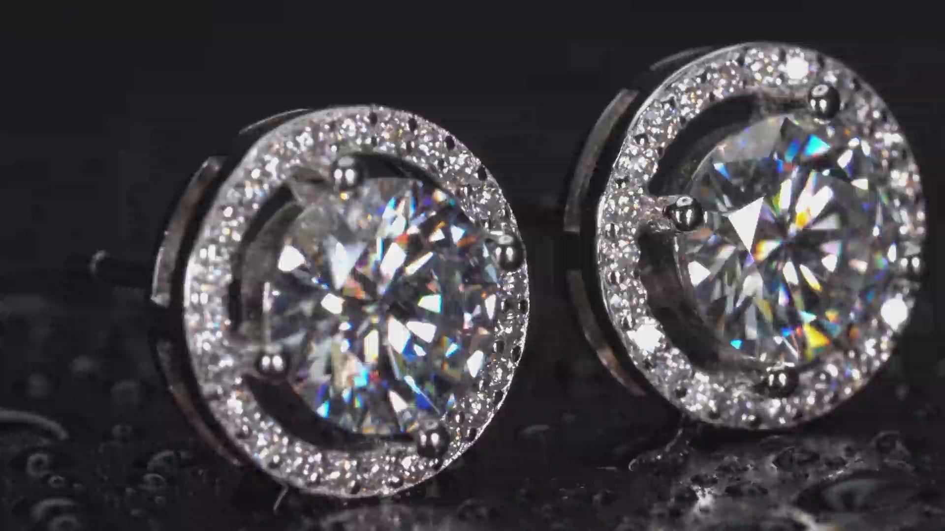 Echte Fotos Video von Moissanite Halo Ohrsteckern rund mit intensivem Funkeln und starkem Feuer im Licht – Halo Fassung verstärkt die Brillanz sichtbar stärker als Diamant, 925 Sterling Silber mit Weißgold Veredelung