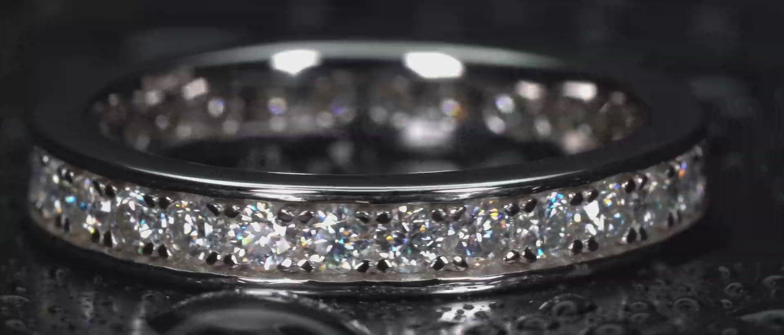 Echte Videoaufnahme von 2mm Moissanite Eternity Ring mit intensivem Funkeln und sichtbarem Lichtspiel im echten Licht. Drehender Ring mit diamantähnlicher Brillanz stärker als bei klassischen Diamanten. 925 Silber Eternity Ring mit luxuriösen Lichtreflexen für Alltag und besondere Momente.