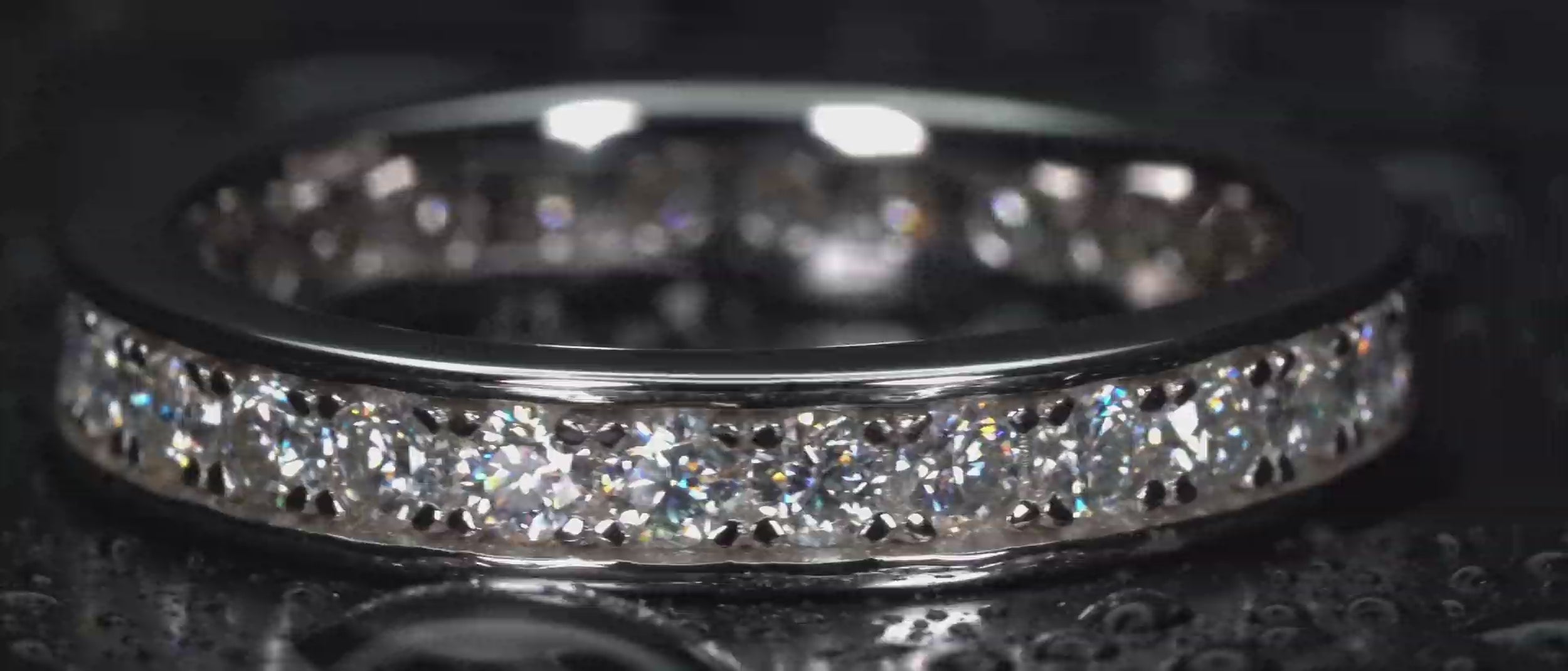 Echte Videoaufnahme von 2mm Moissanite Eternity Ring mit intensivem Funkeln und sichtbarem Lichtspiel im echten Licht. Drehender Ring mit diamantähnlicher Brillanz stärker als bei klassischen Diamanten. 925 Silber Eternity Ring mit luxuriösen Lichtreflexen für Alltag und besondere Momente.