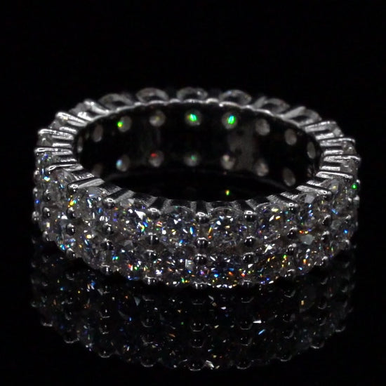 Video drehung des Moissanite Ring bei dem das Glizern, Funkeln und Feuer zu sehen ist