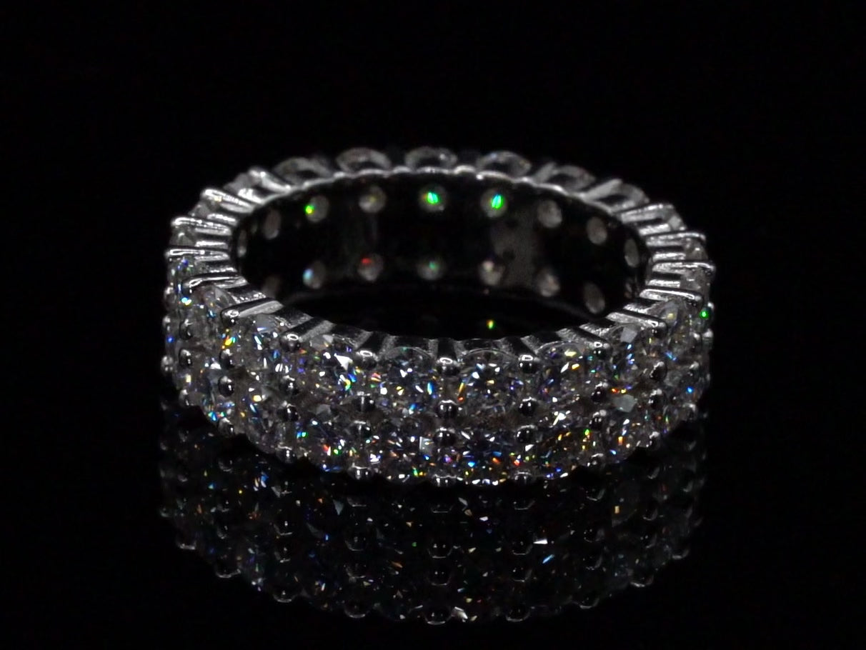 Video drehung des Moissanite Ring bei dem das Glizern, Funkeln und Feuer zu sehen ist