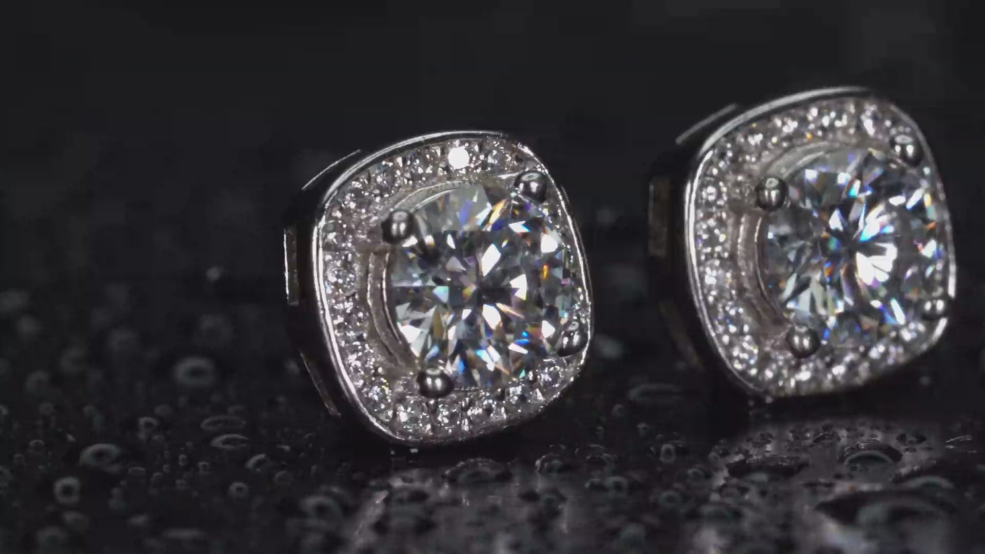 Echte Videoaufnahme von 0,5ct Moissanite Halo Ohrsteckern aus 925 Silber & Weißgold mit stärkerem Funkeln als Diamanten. Intensives Lichtspiel, extreme Brillanz und sichtbare Lichtreflexe bei jeder Drehung im echten Licht. Halo Ohrstecker mit auffälligem Feuer und luxuriöser Ausstrahlung.