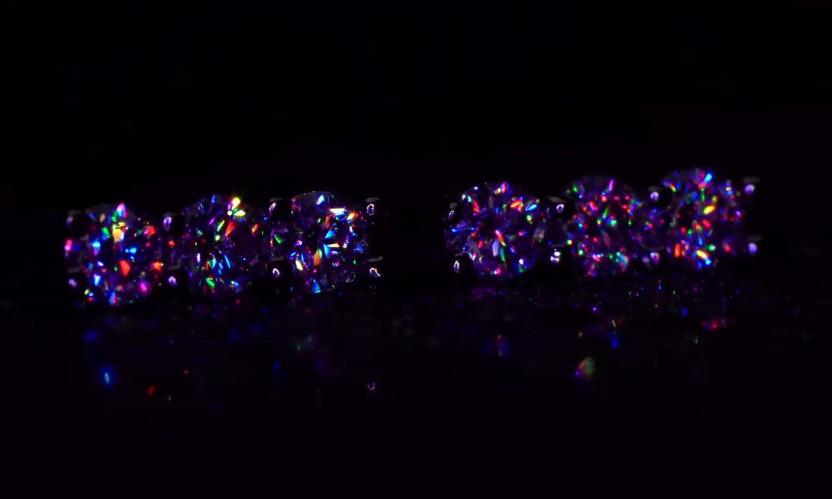Im Bunten RRG Party Licht, leuchten diese Moissanite Ohrstecker stärker mit drei Steinen und auffälliger als diamanten