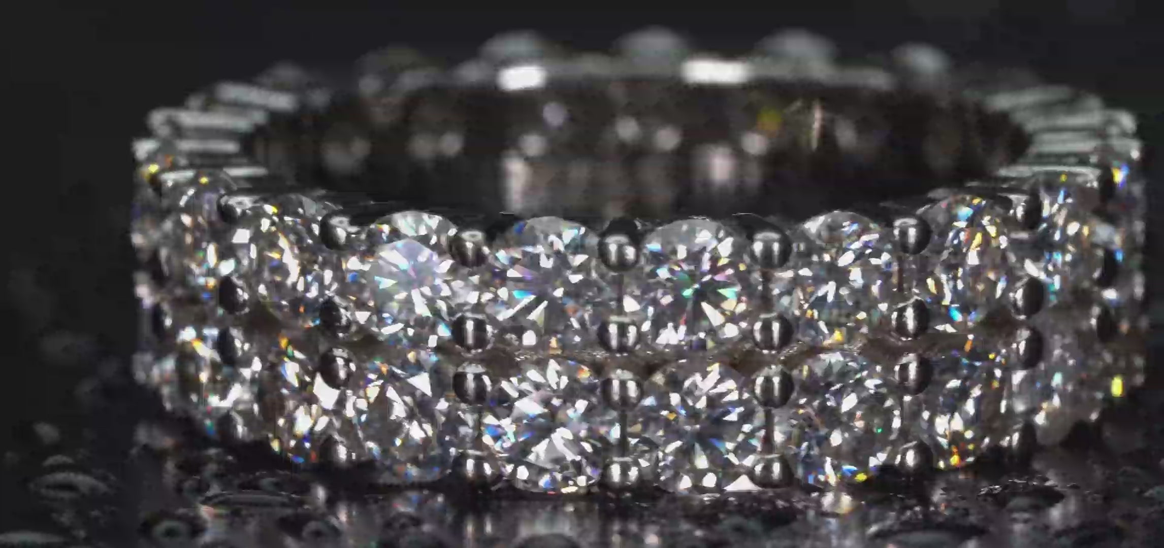 Drehender Moissanite Doppel Eternity Ring 2 Reihen im echten Licht, intensives Funkeln bei Bewegung sichtbar, echte Aufnahme ohne KI