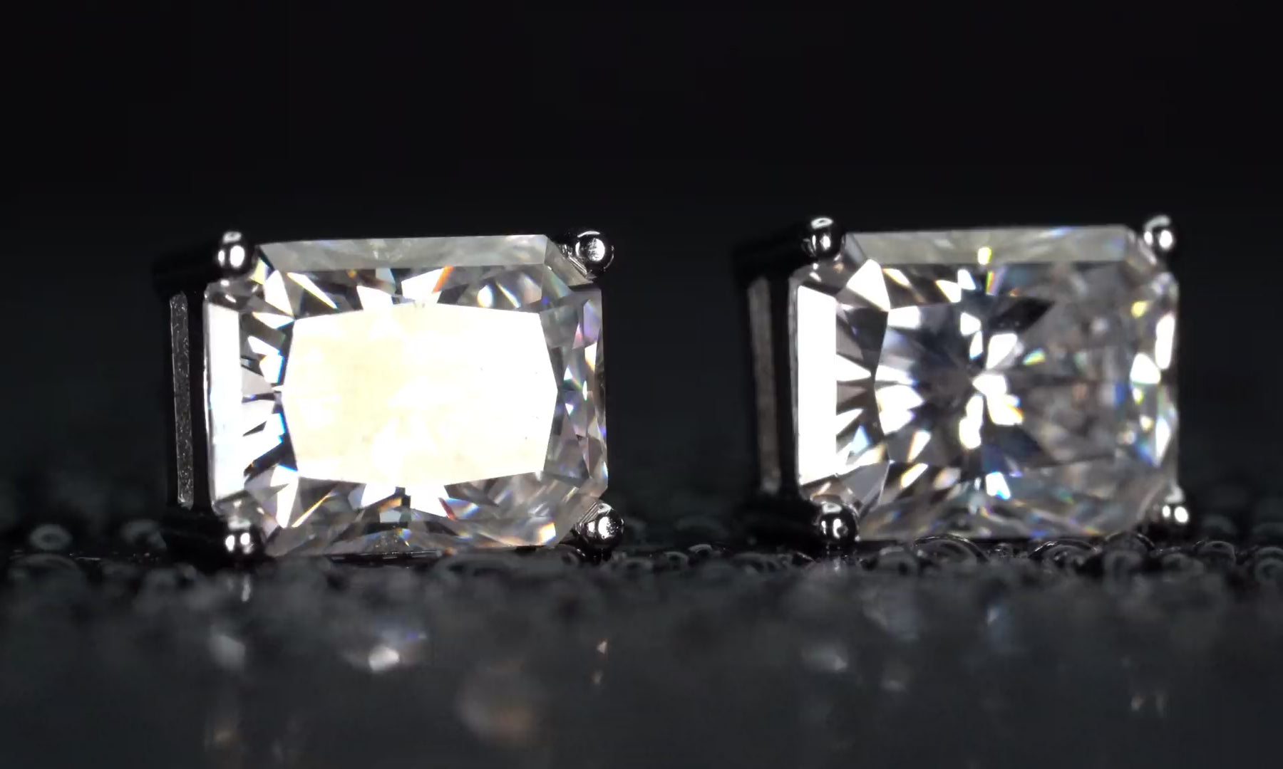Echtes Video der quadratischen Moissanite Ohrstecker im Radiantschliff aus 925 Silber mit außergewöhnlichem Funkeln im natürlichen Licht.